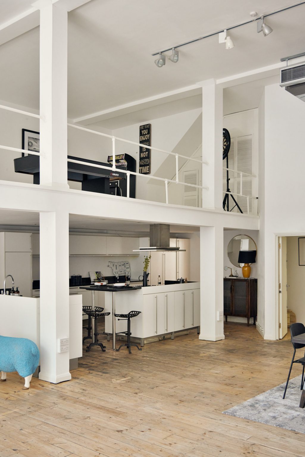 Un loft en duplex à Londres à l'intérieur épuré et lumineux