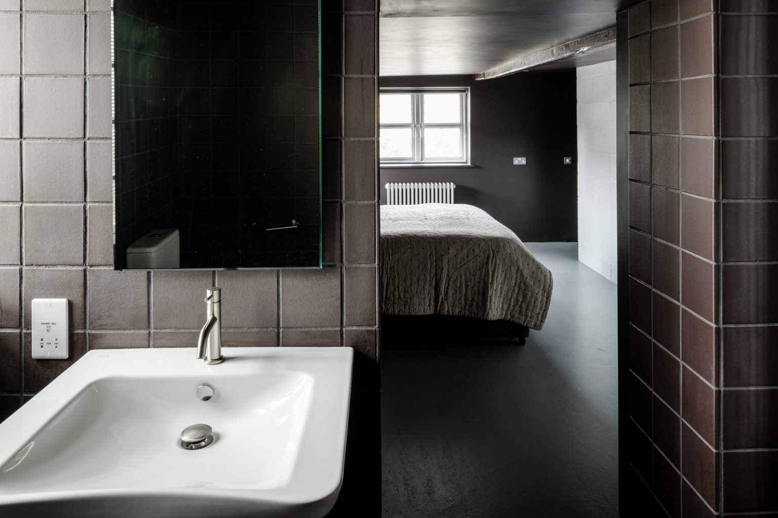 salle de bain noire maison rénovée style loft