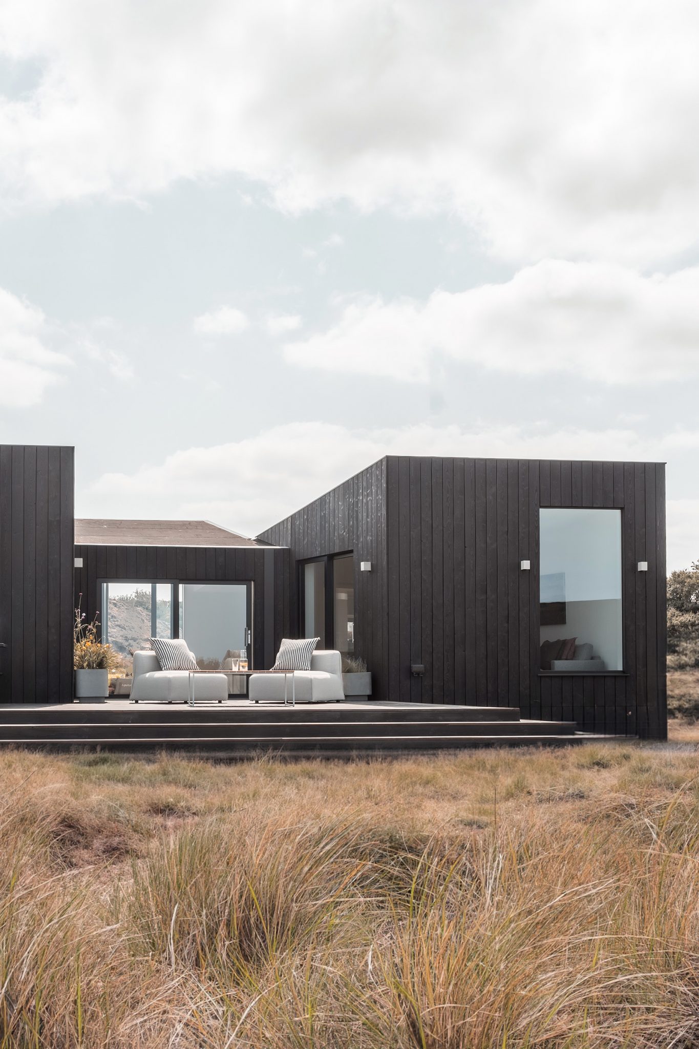 maison en bois contemporaine et minimaliste par KOTO
