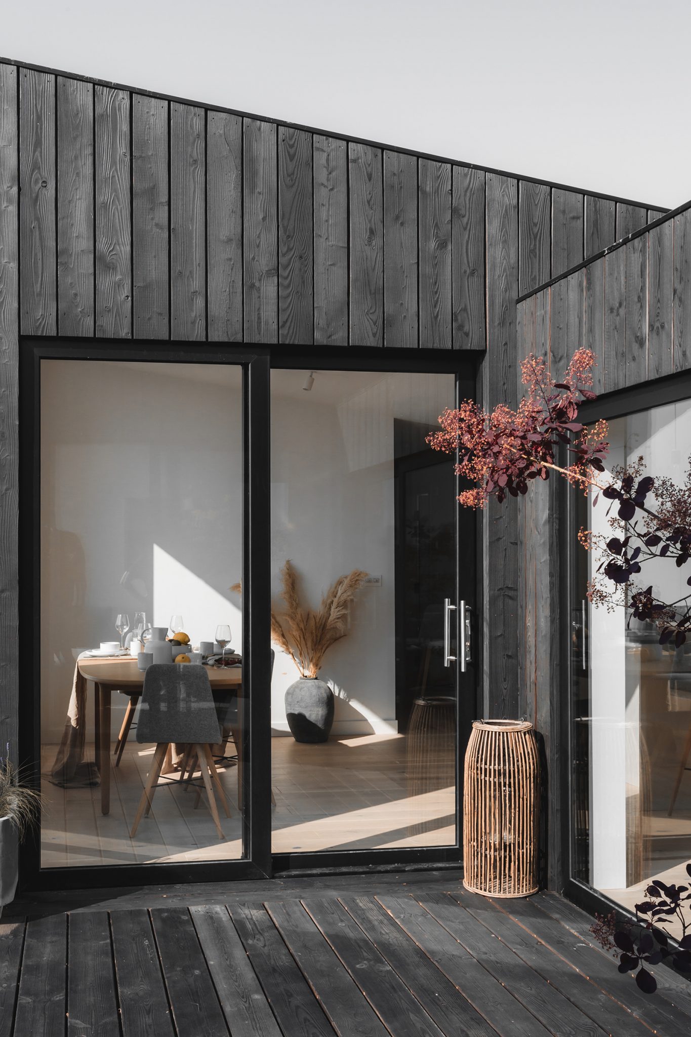 maison en bois contemporaine et minimaliste par KOTO