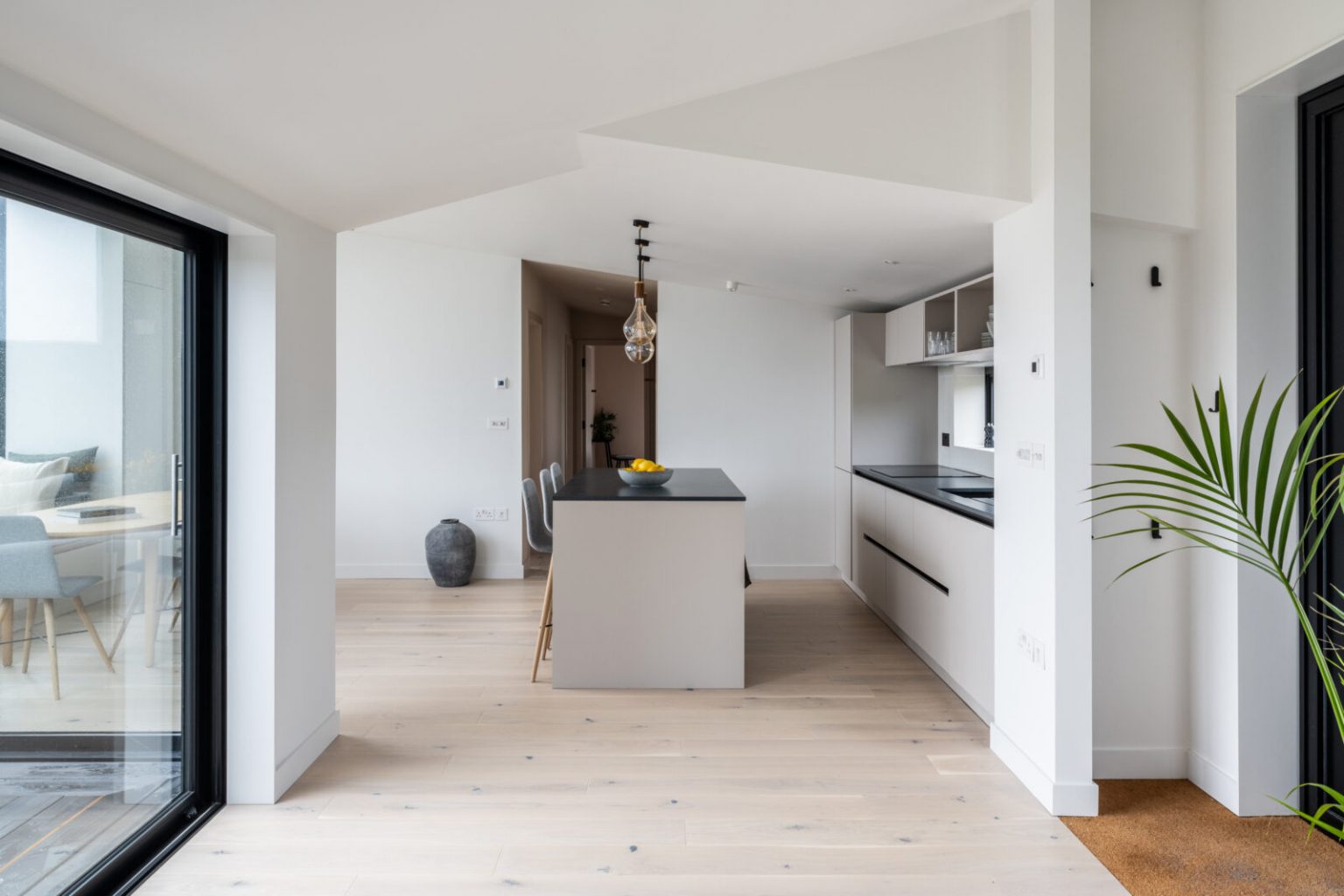 cuisine maison en bois contemporaine et minimaliste par KOTO
