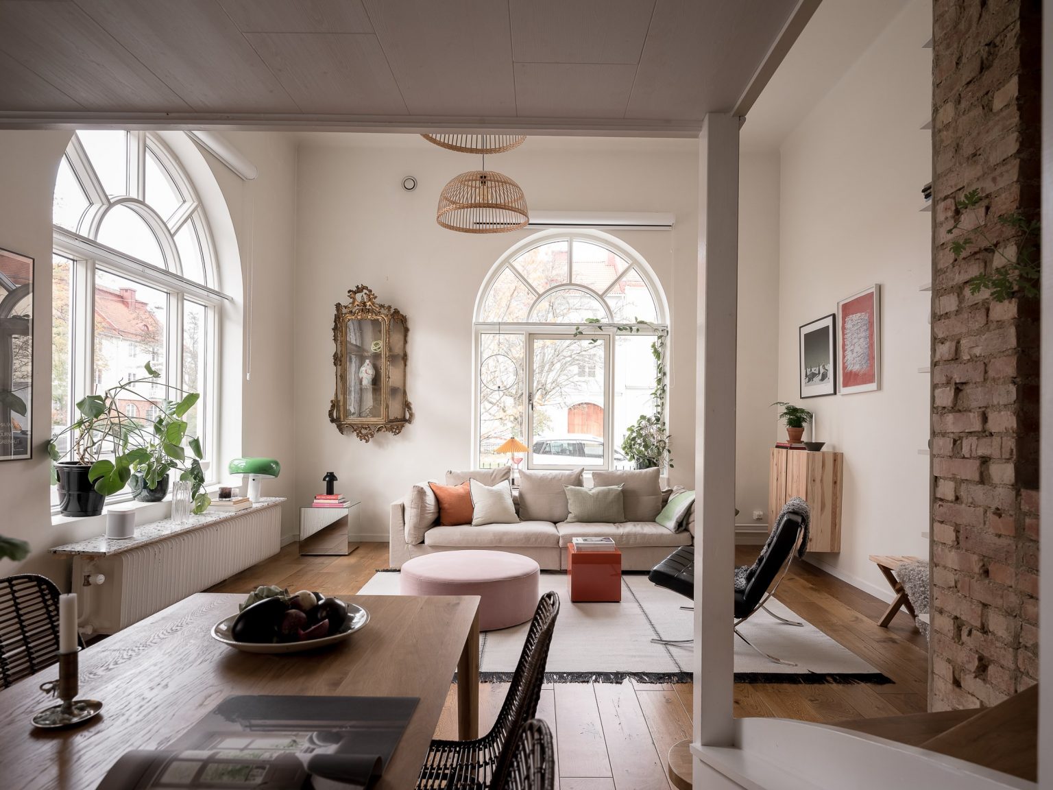 salon décoration scandinave avec fenêtres cintrées