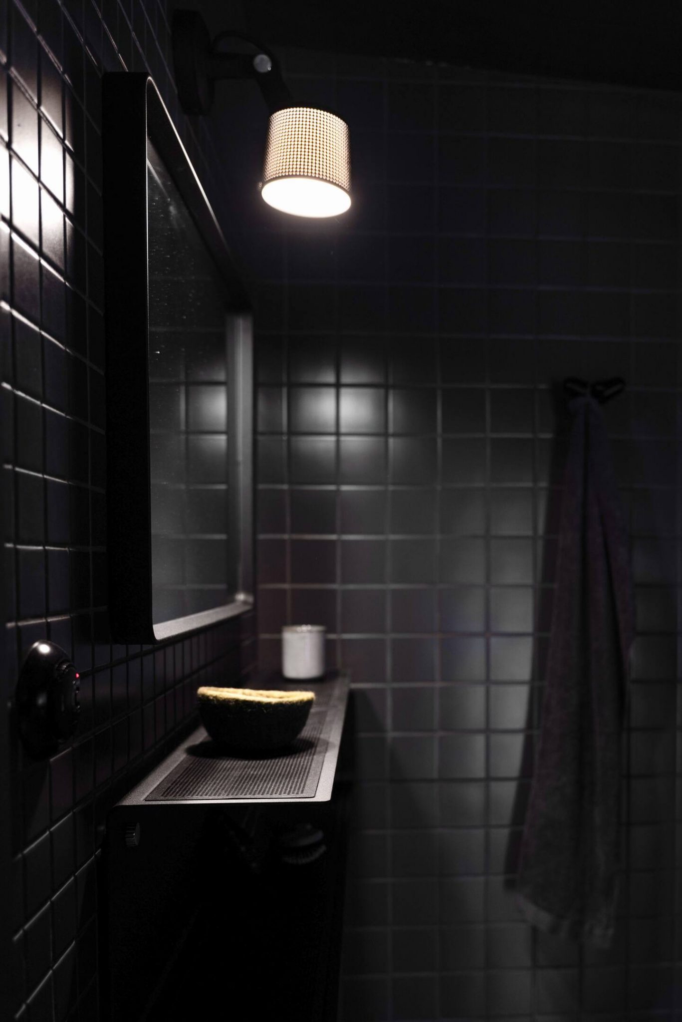 salle de bain Vipp petite maison 55m2 en bois noir