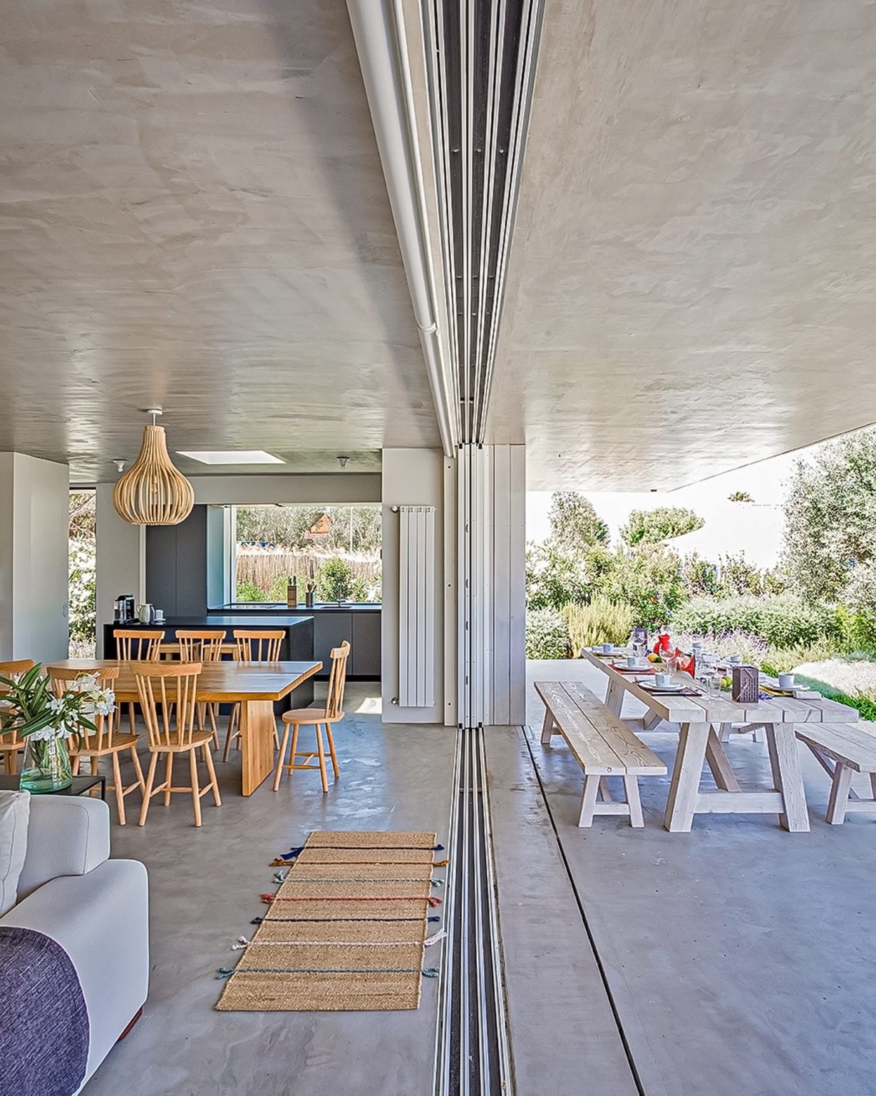 terrasse et salon maison architecte avec piscine Comporta