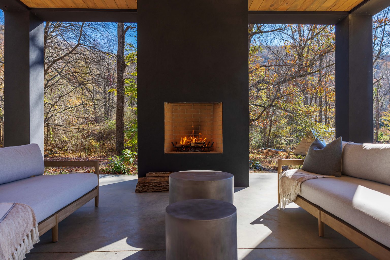 terrasse avec cheminée extérieure