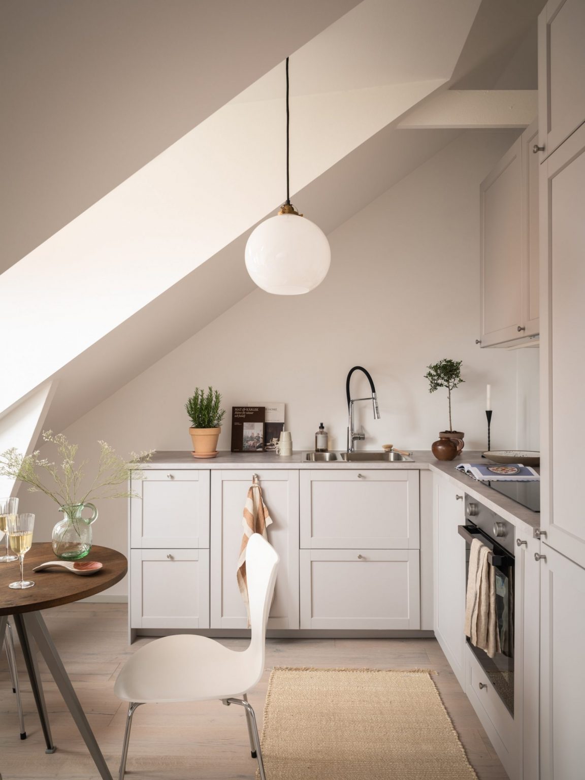 Un studio mansardé de 35m2 avec une grande cuisine