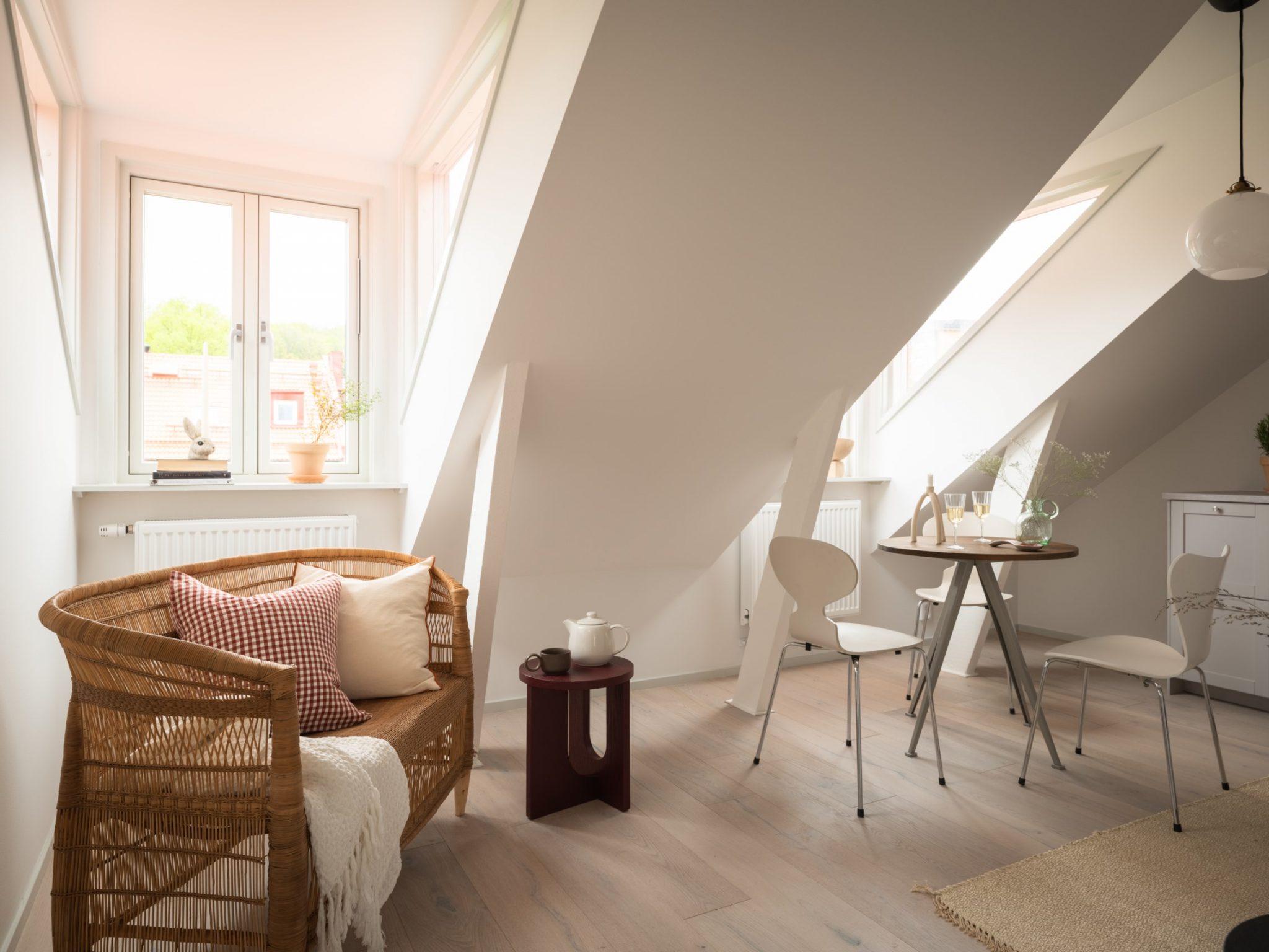 Un studio mansardé de 35m2 avec une grande cuisine