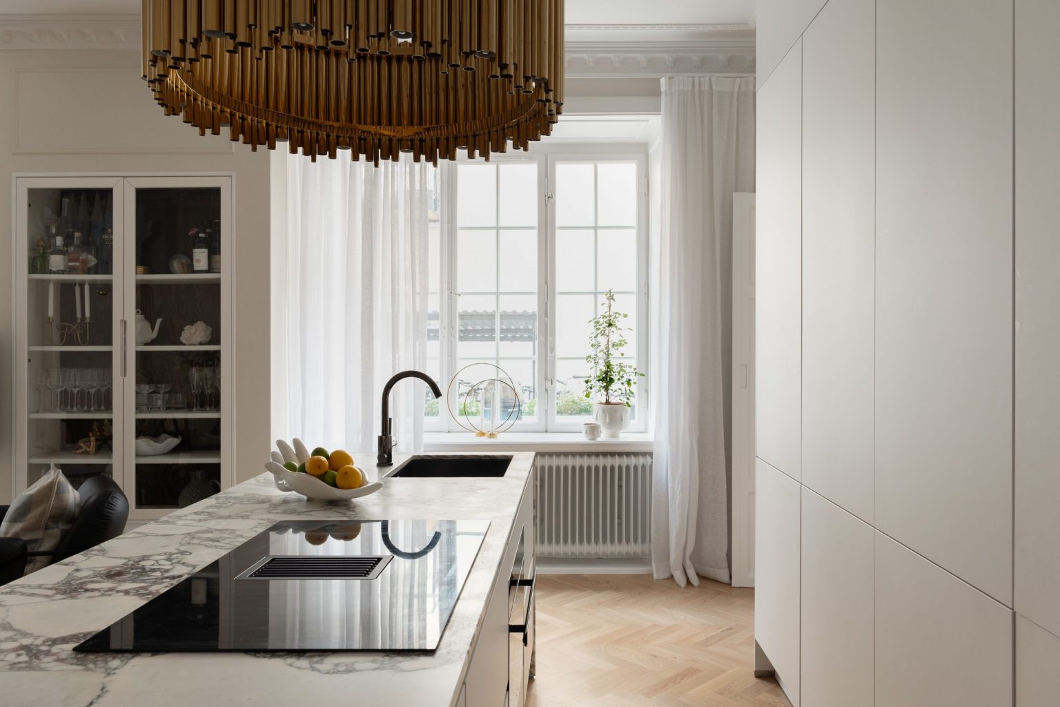 salon avec moulures et cuisine ouverte décoration scandinave