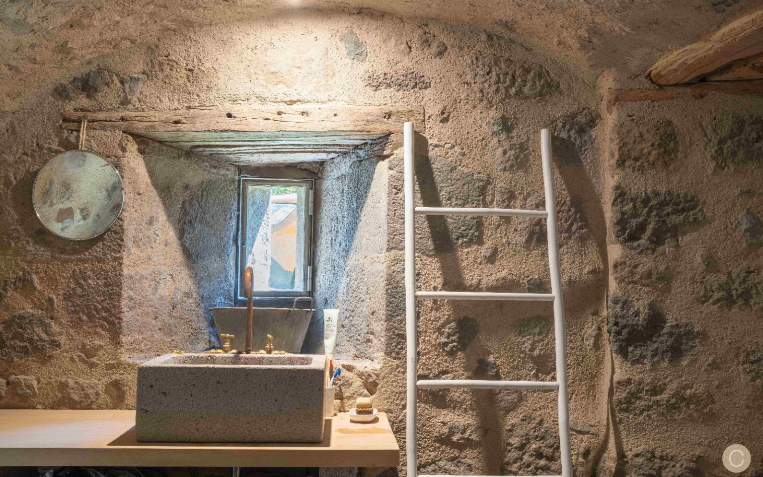 salle de bain mur pierre grange rénovée Cantal