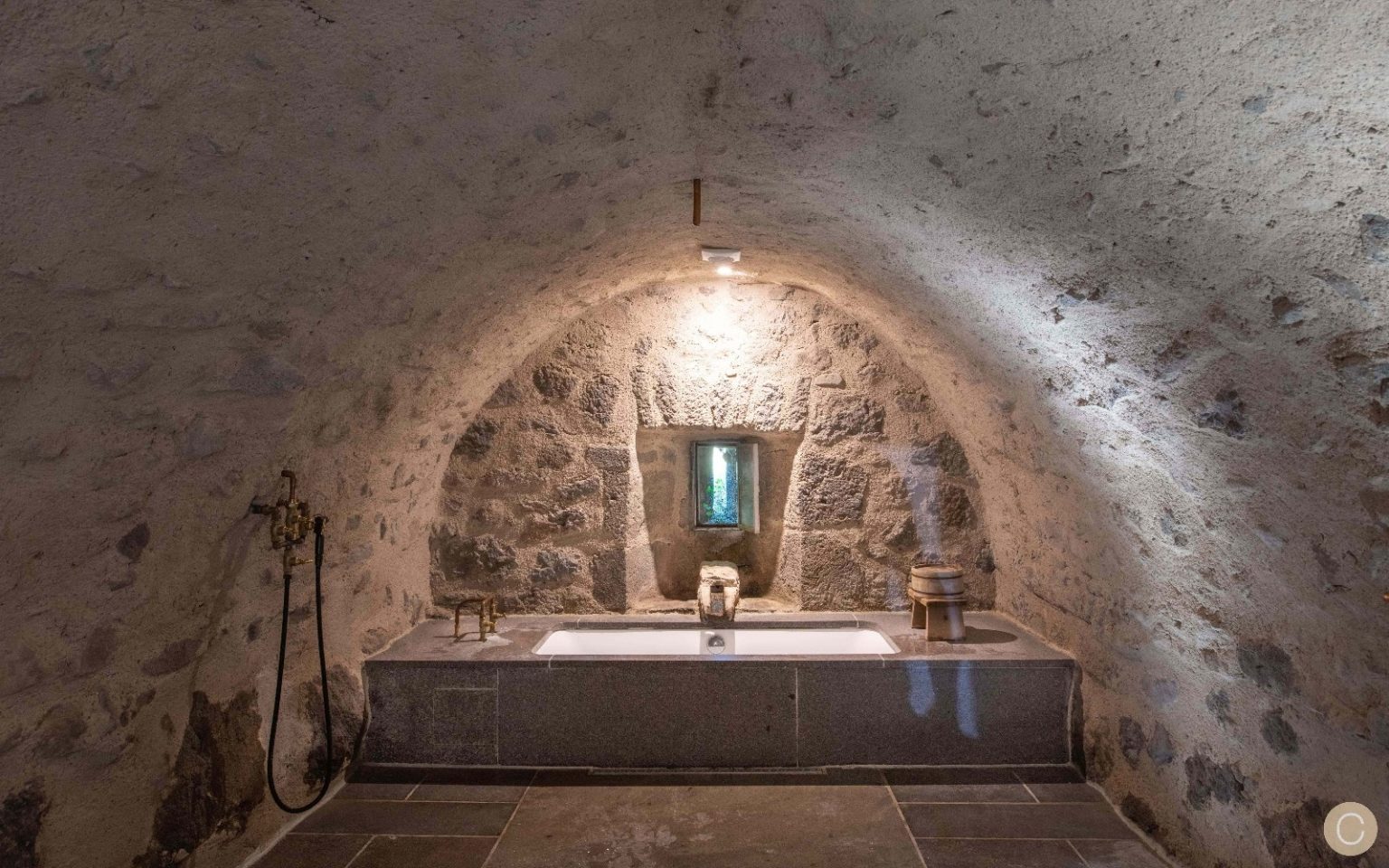 salle de bain voûtée grange rénovée Cantal