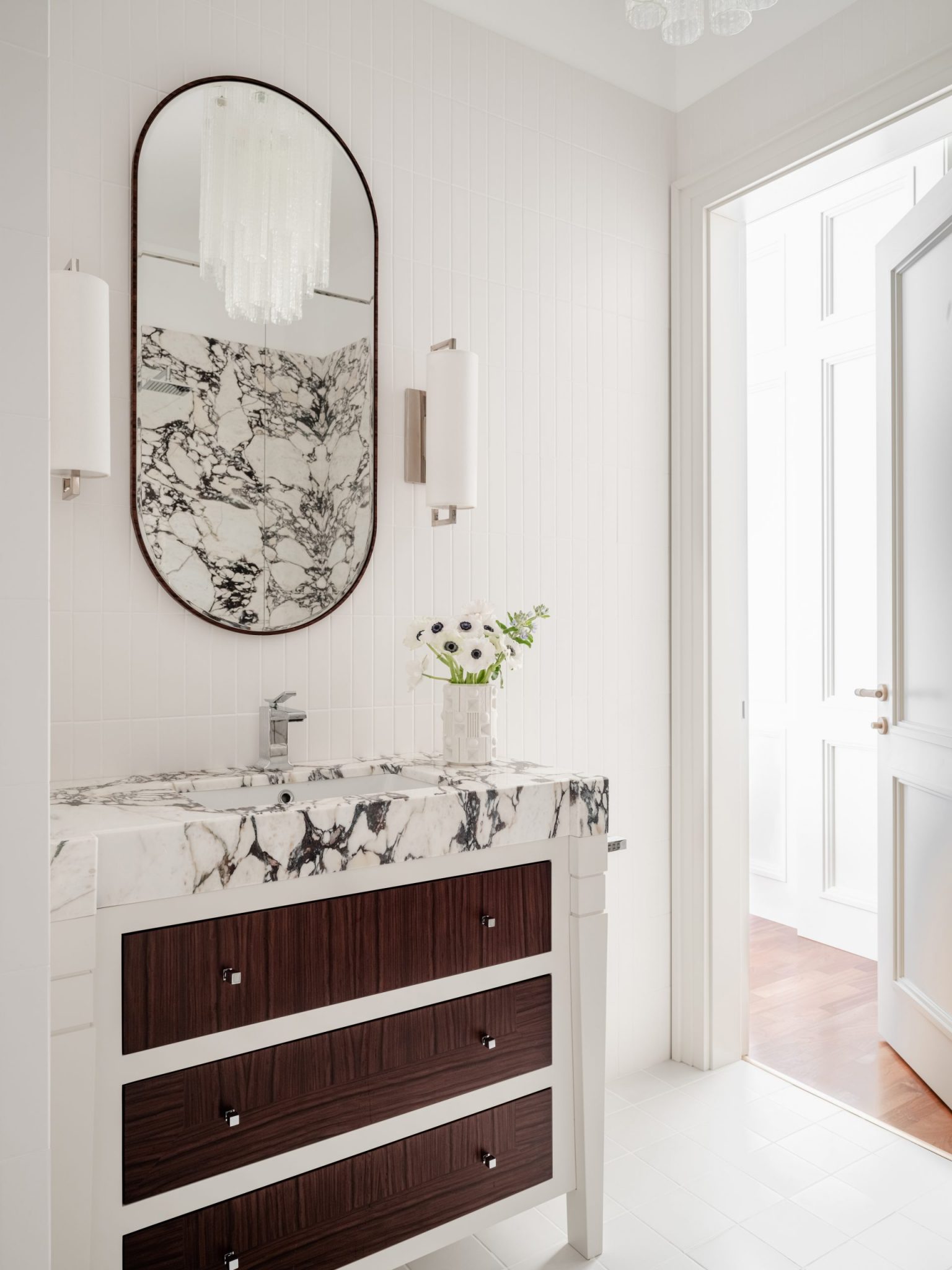 salle de bain marbre et bois décoration design