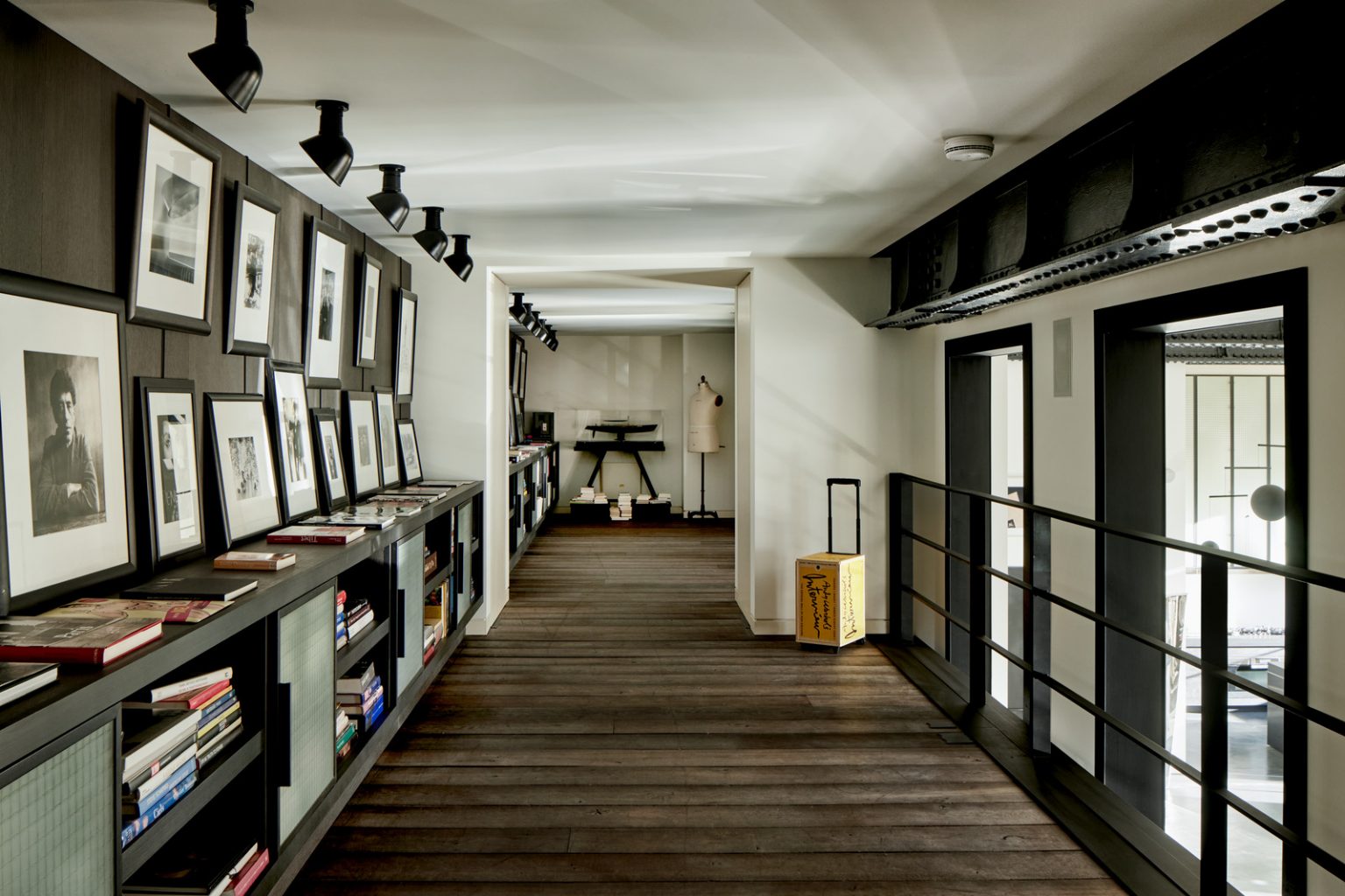 mezzanine galerie loft monochrome