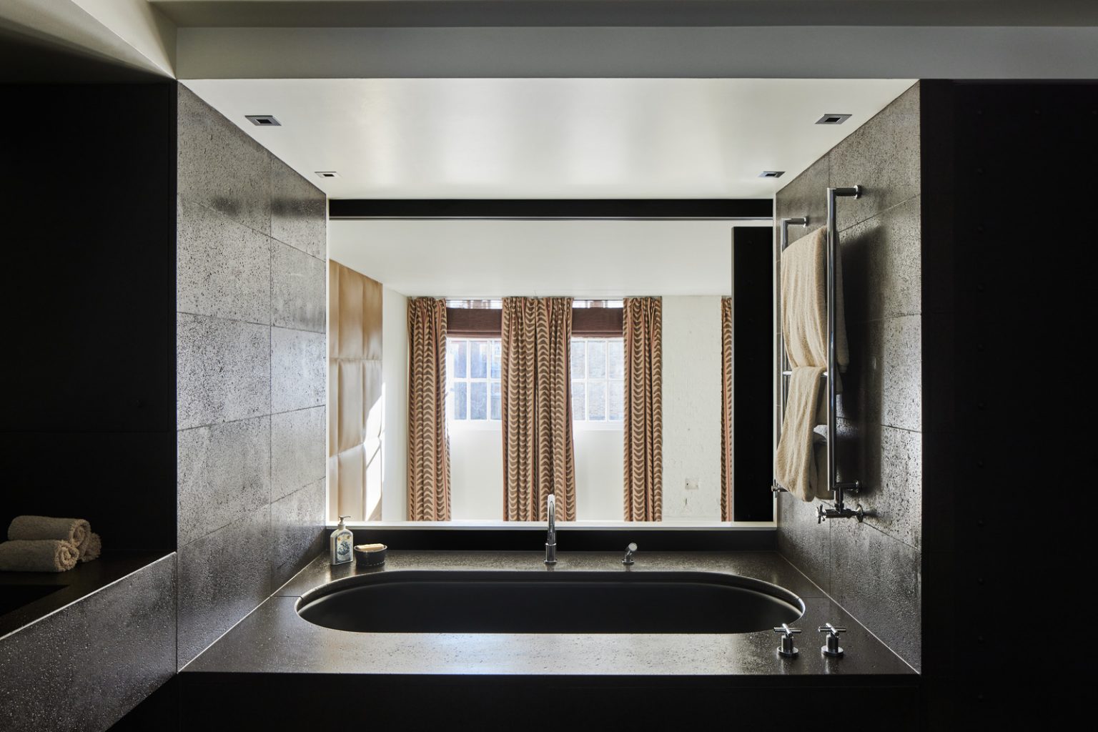 salle de bain design granit noir