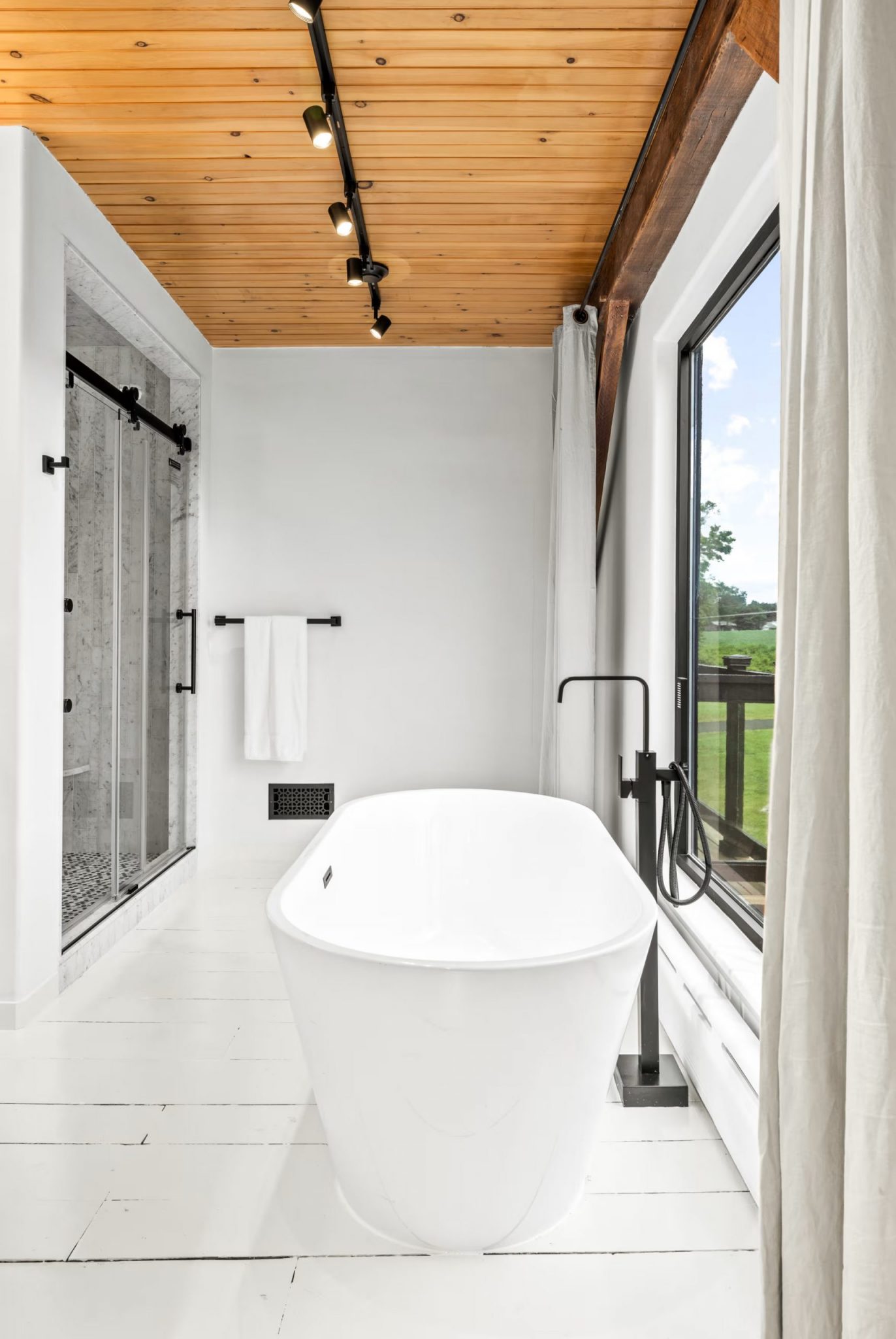 salle de bain blanche design avec fenêtre