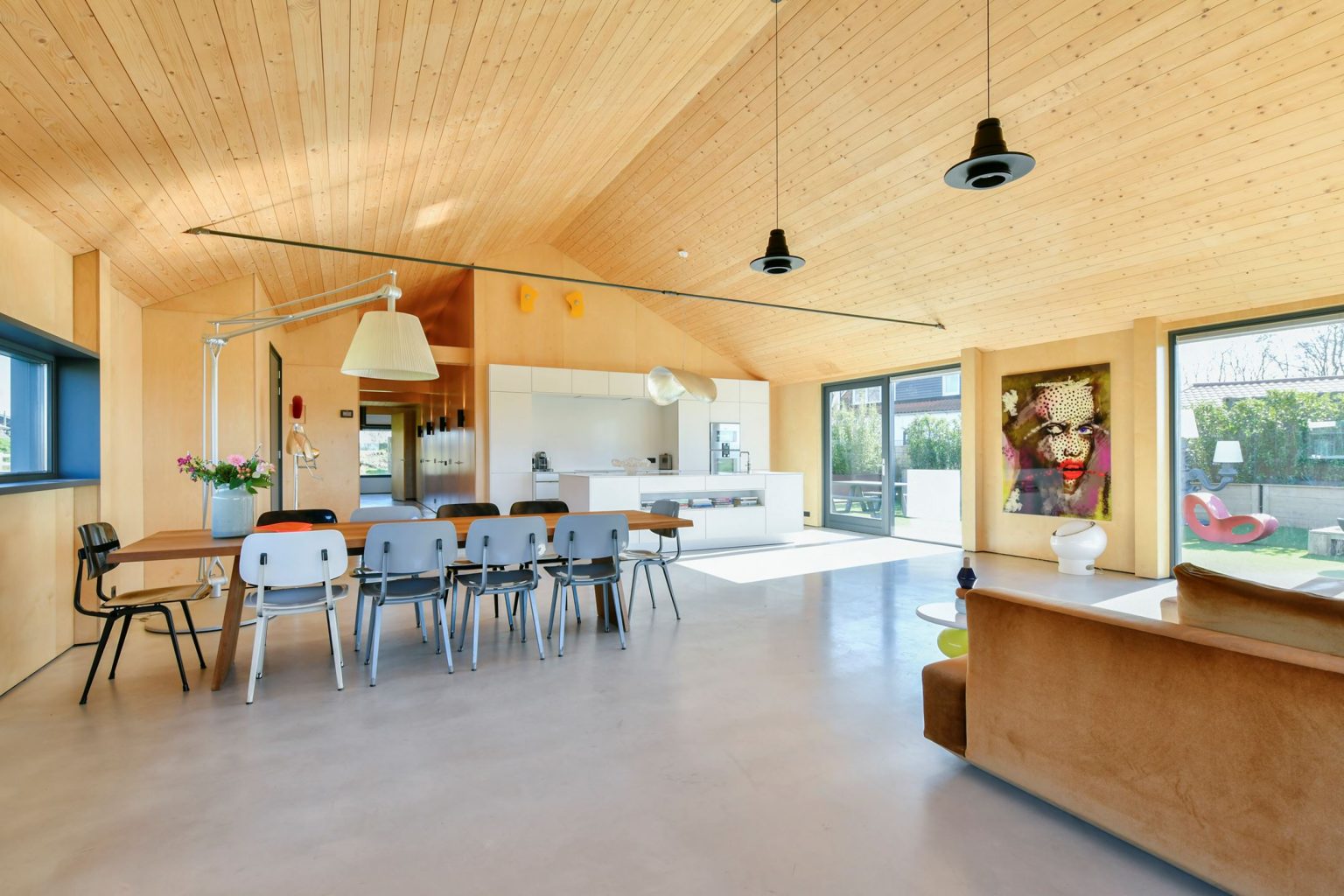 salon maison contemporaine avec cuisine ouverte