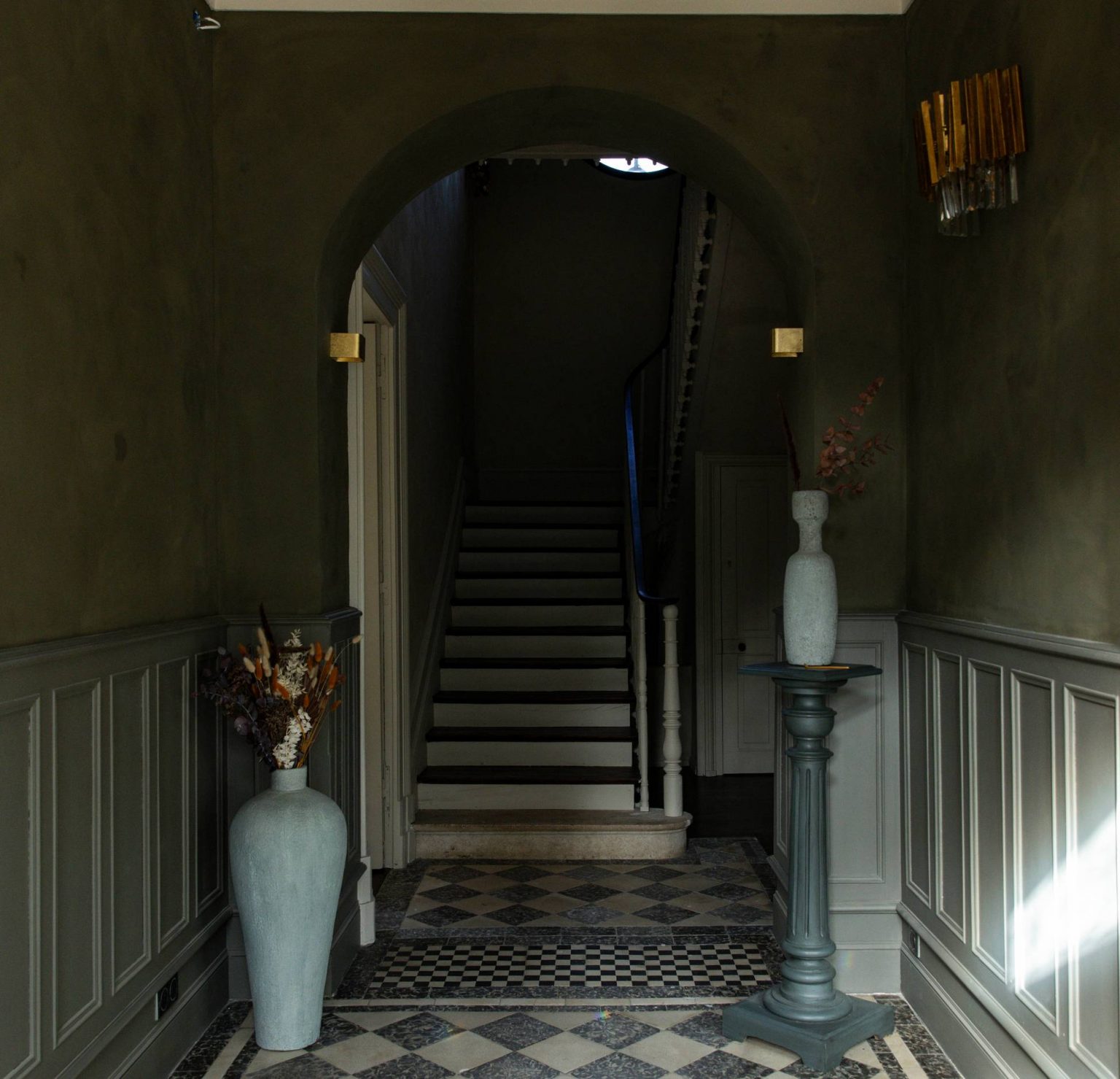 entrée avec escalier et sol ancien à damier Maison de Magescq dans les Landes