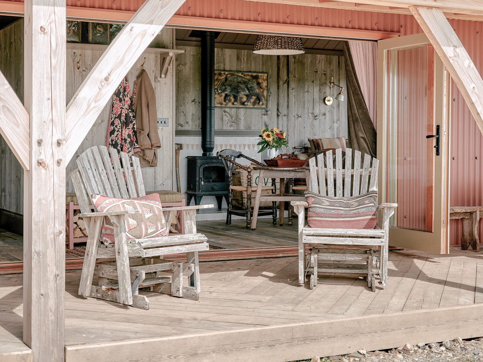 terrasse avec fauteuil adirondack cabane Hopi Devon