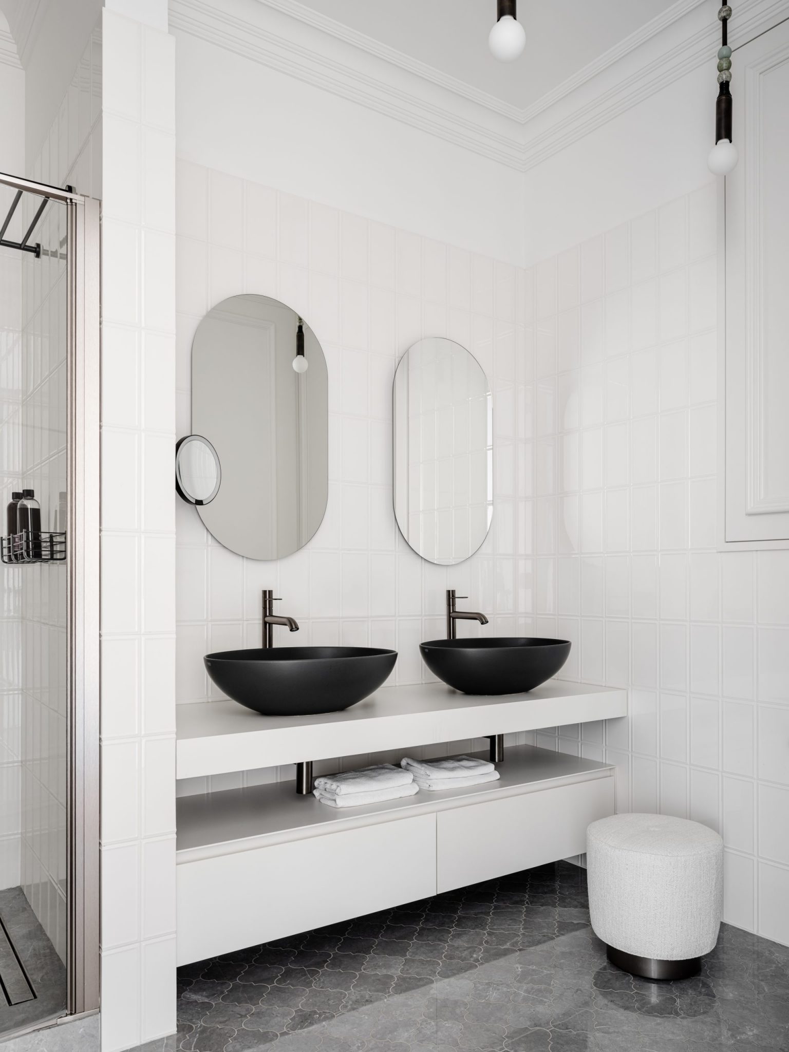 salle de bain noire et blanche design