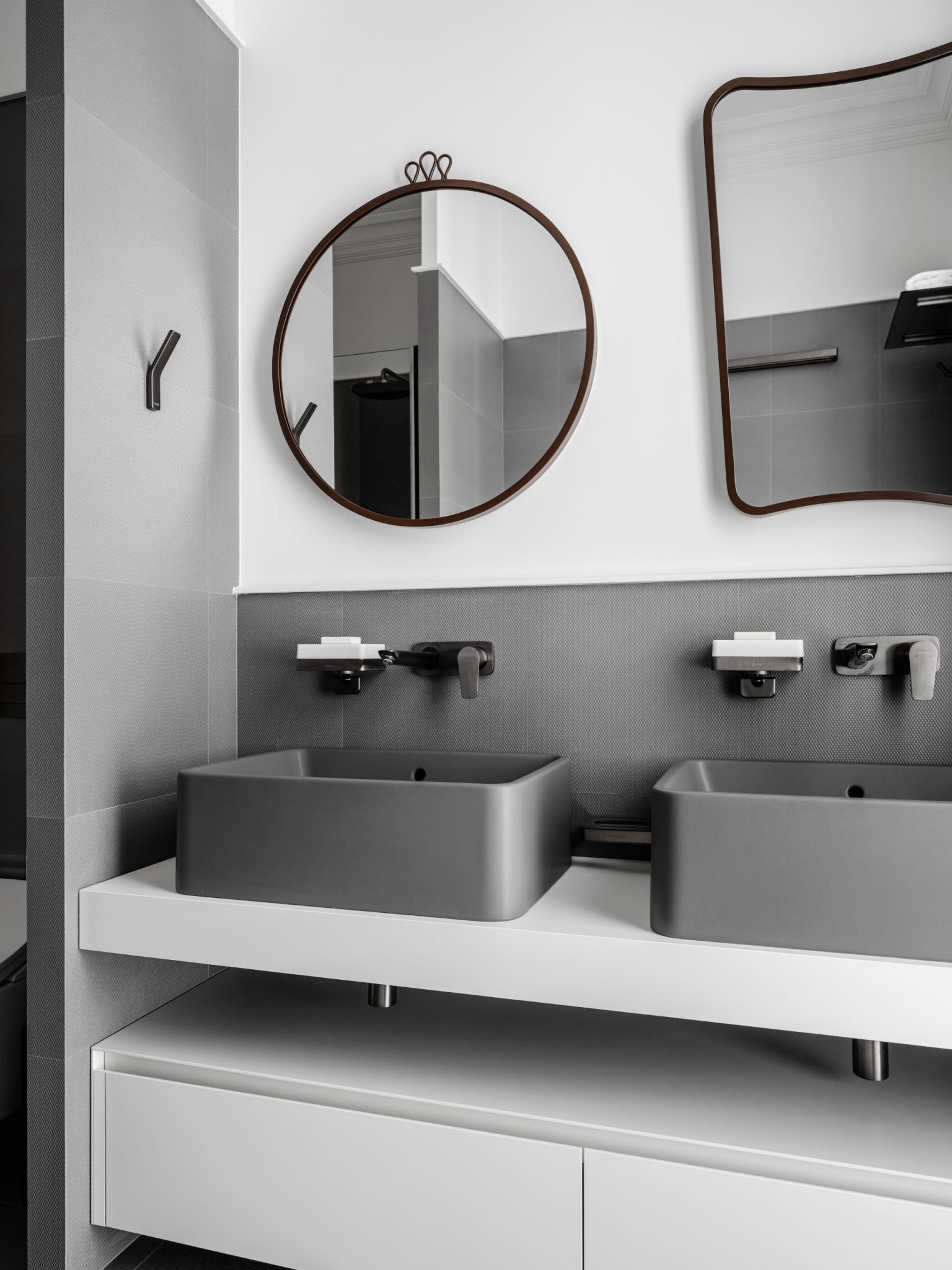 salle de bain design grise et blanche