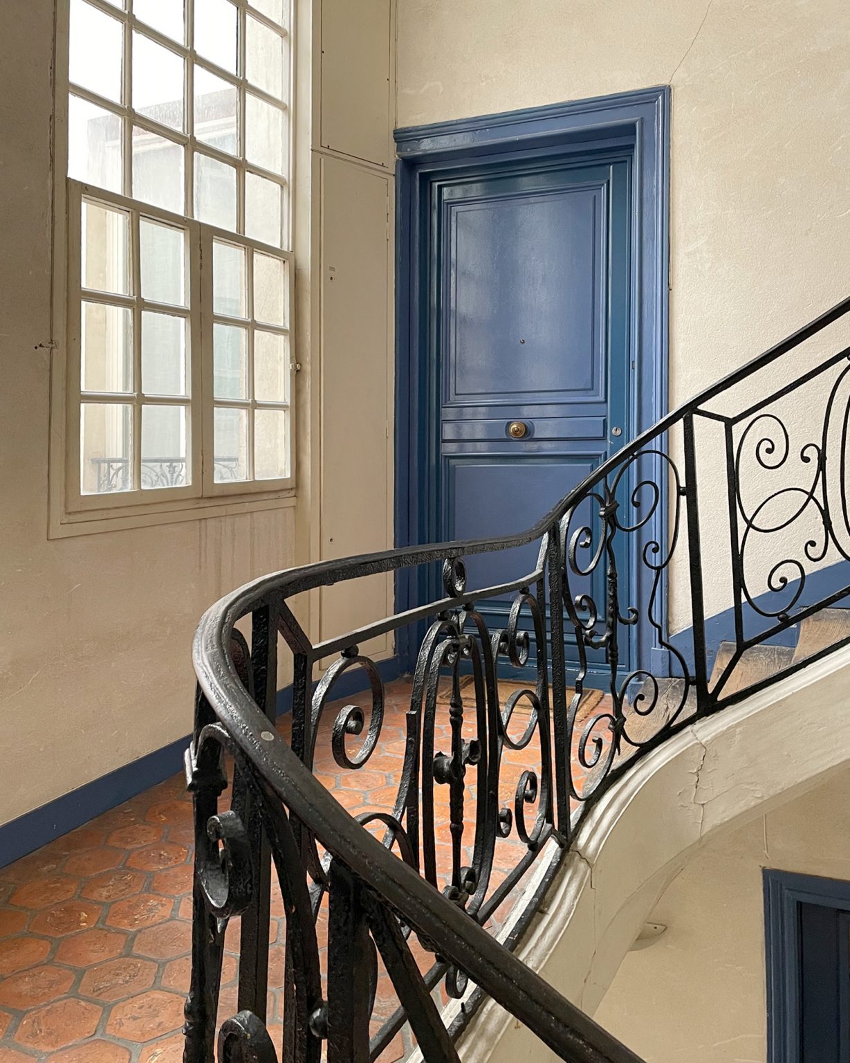 cage d'escalier avec escalier immeuble ancien Paris