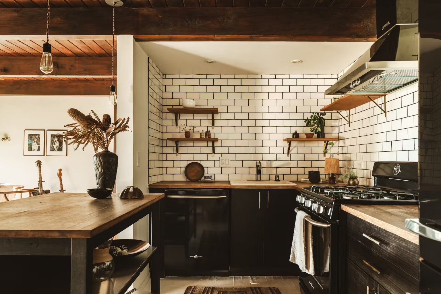 cuisine ouverte maison en bois décoration vintage
