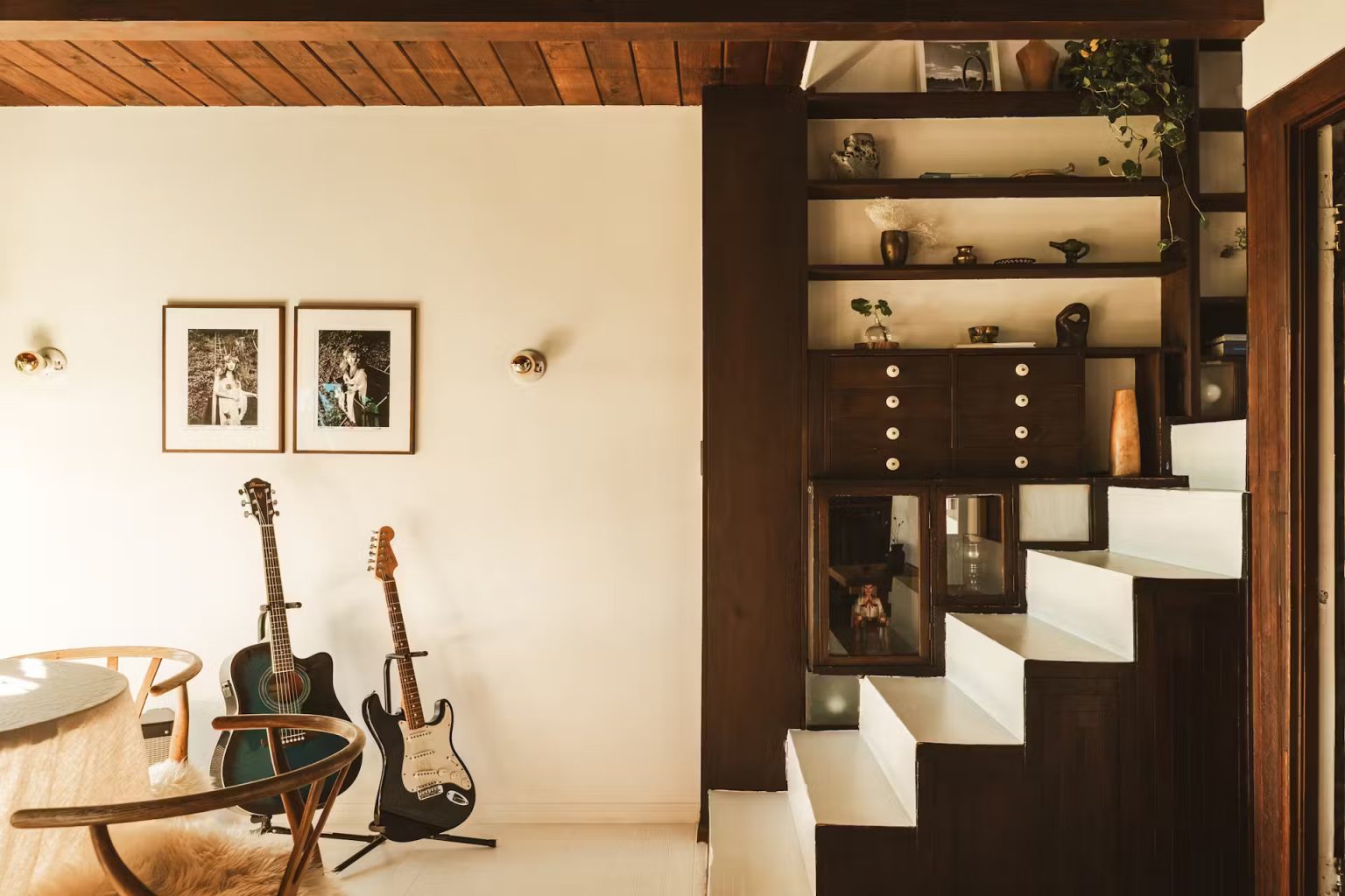 salon avec escalier béton maison en bois décoration vintage
