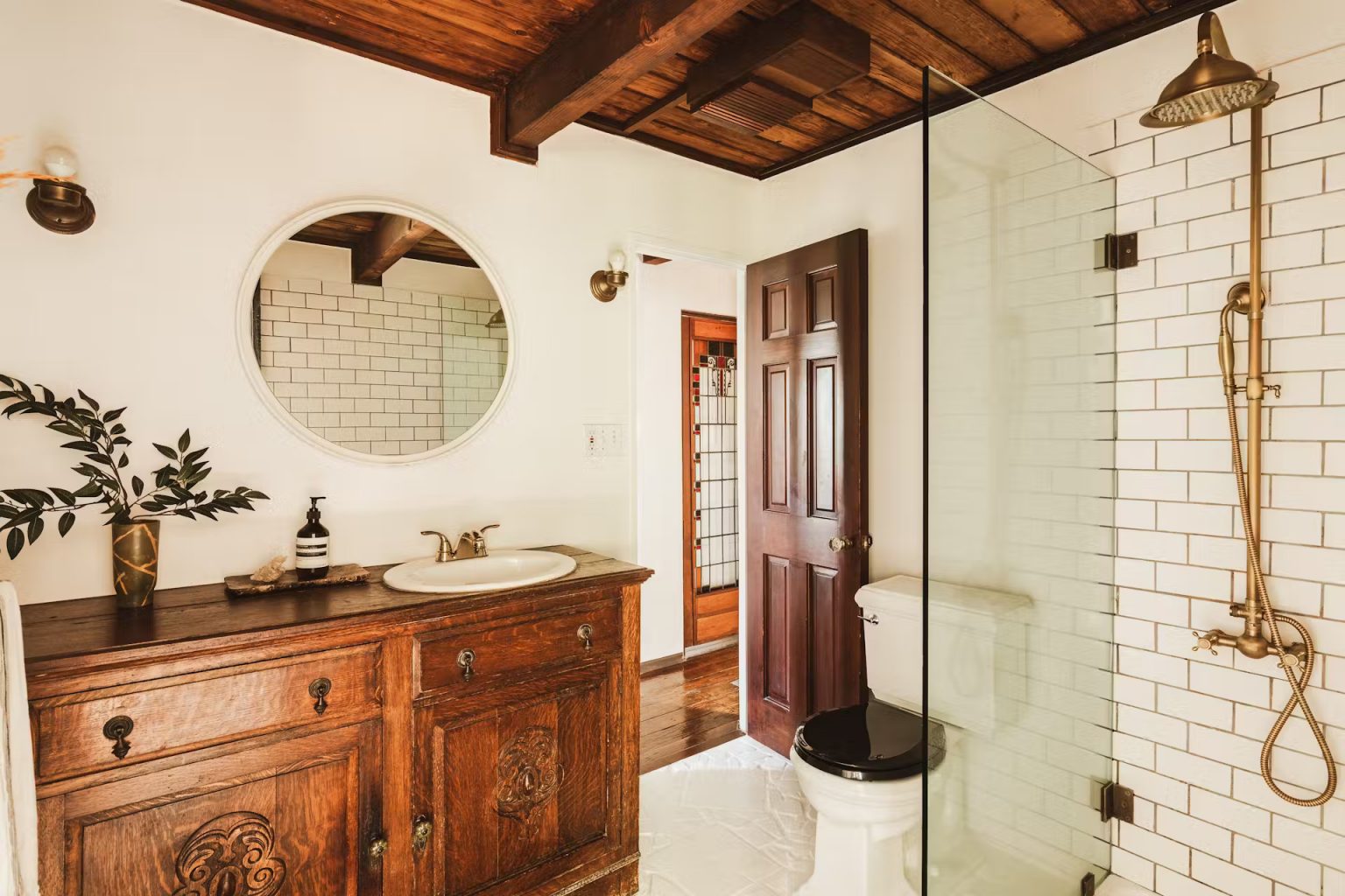 salle de bain maison en bois décoration vintage