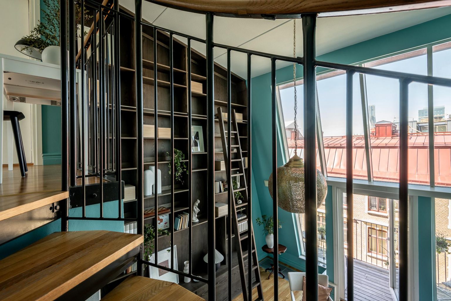 salon duplex double hauteur décoration contemporaine avec escalier 