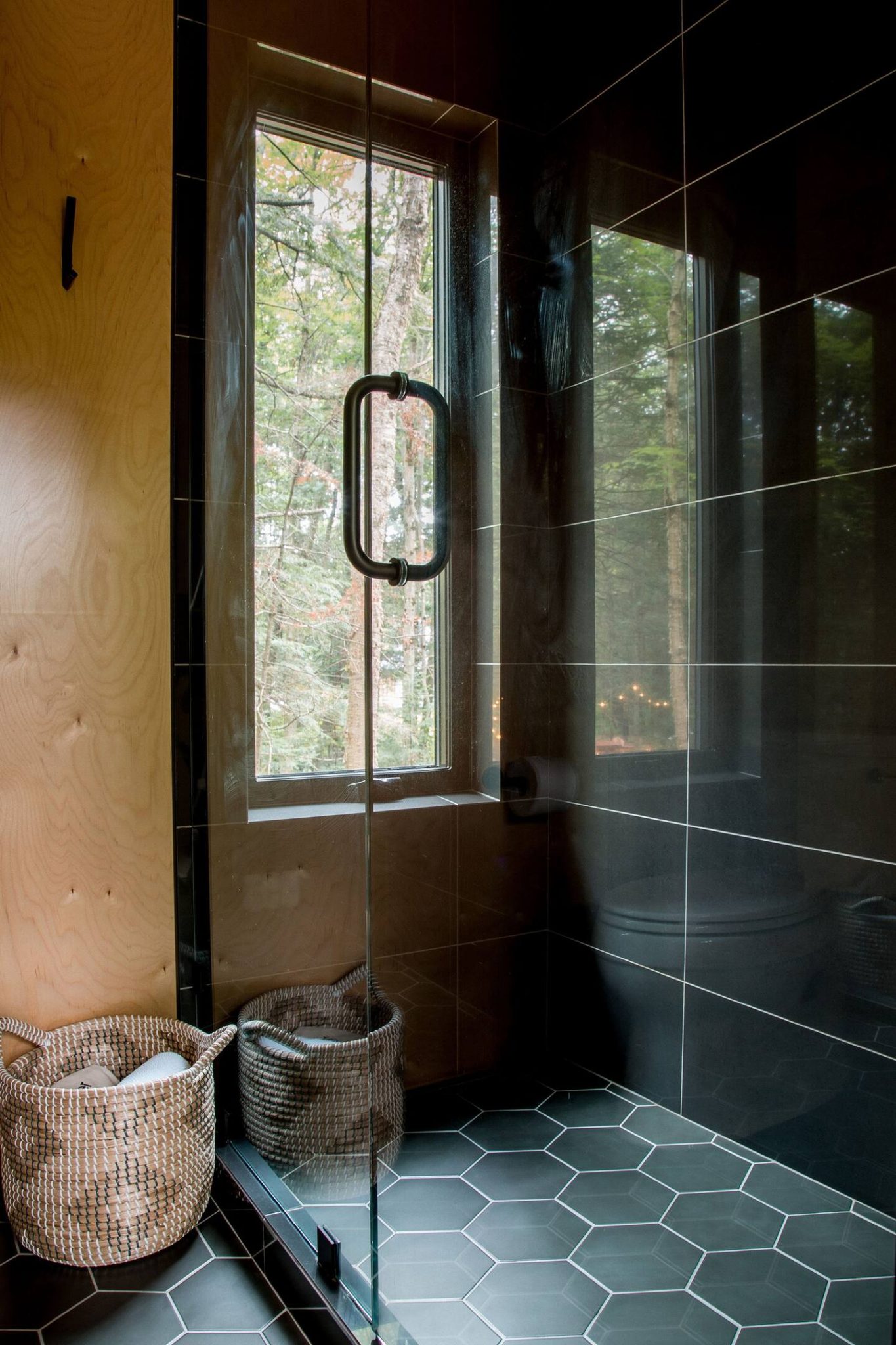 salle de bain avec douche carrelage noir