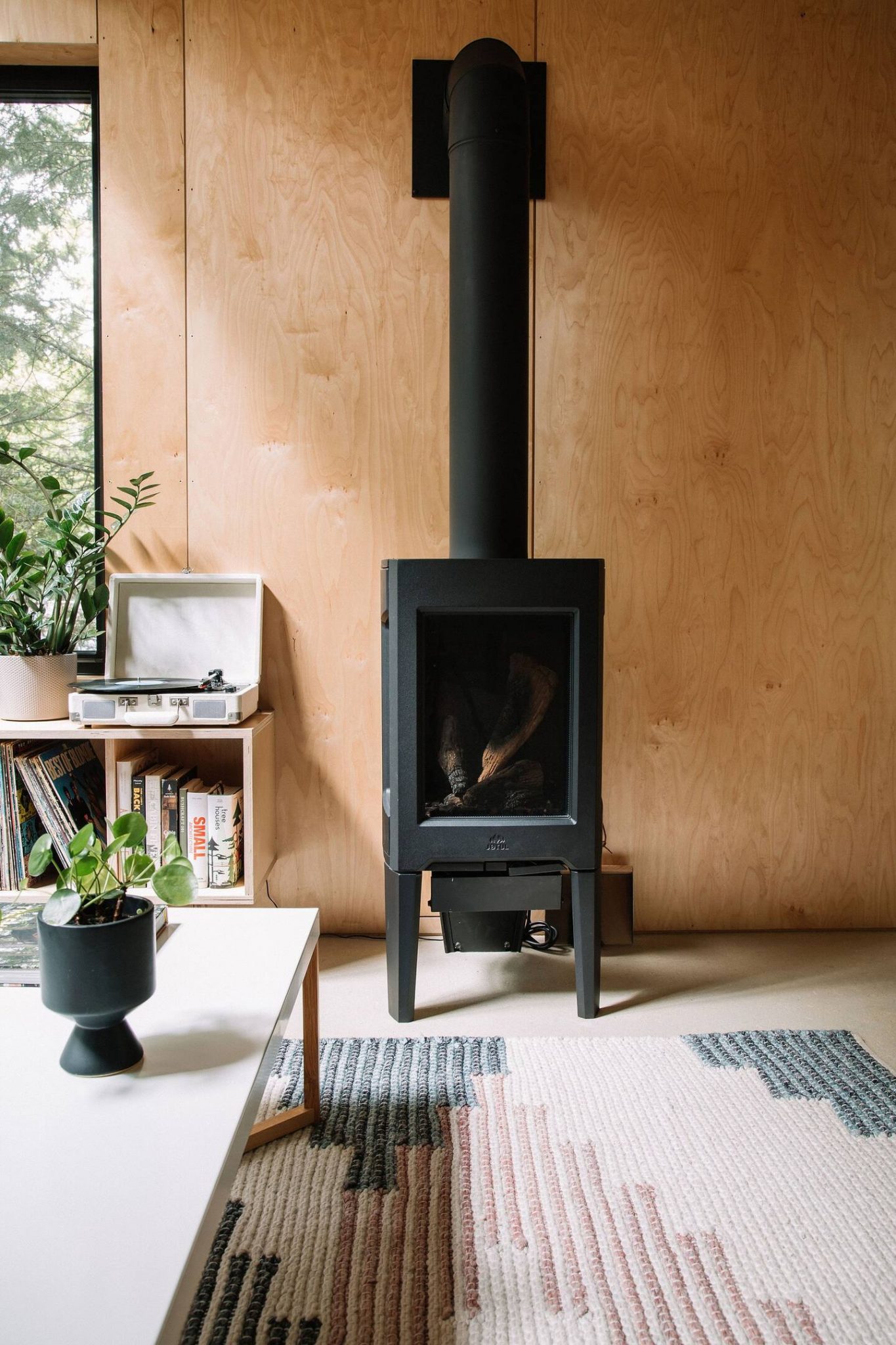 salon avec poêle norvégien petite maison en bois
