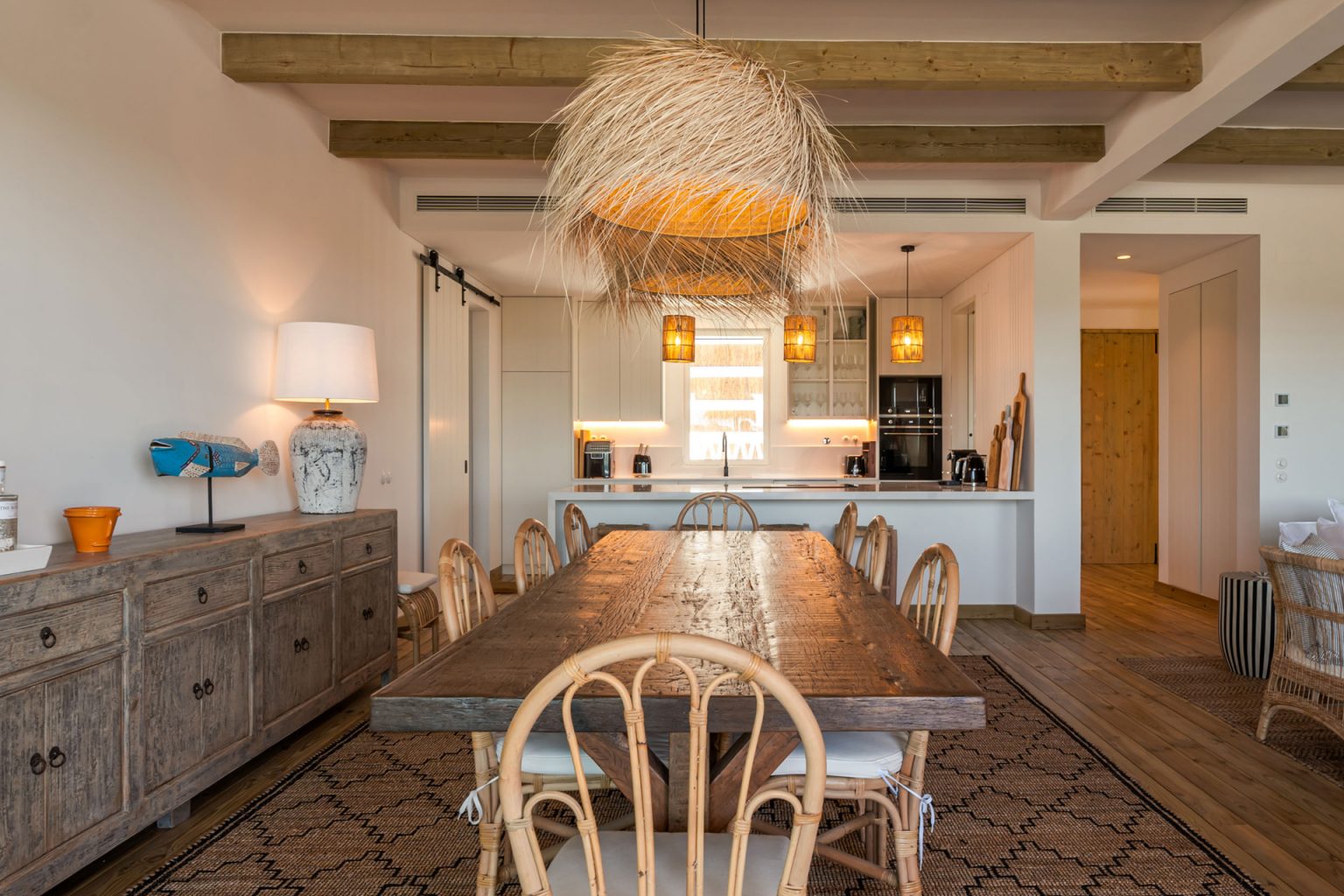 cuisine ouverte et salle à manger décoration naturelle maison de plage avec piscine Comporta