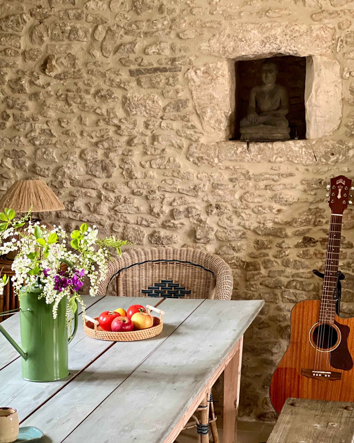 salle à manger décoration rustique maison en pierres Normandie Yogi House