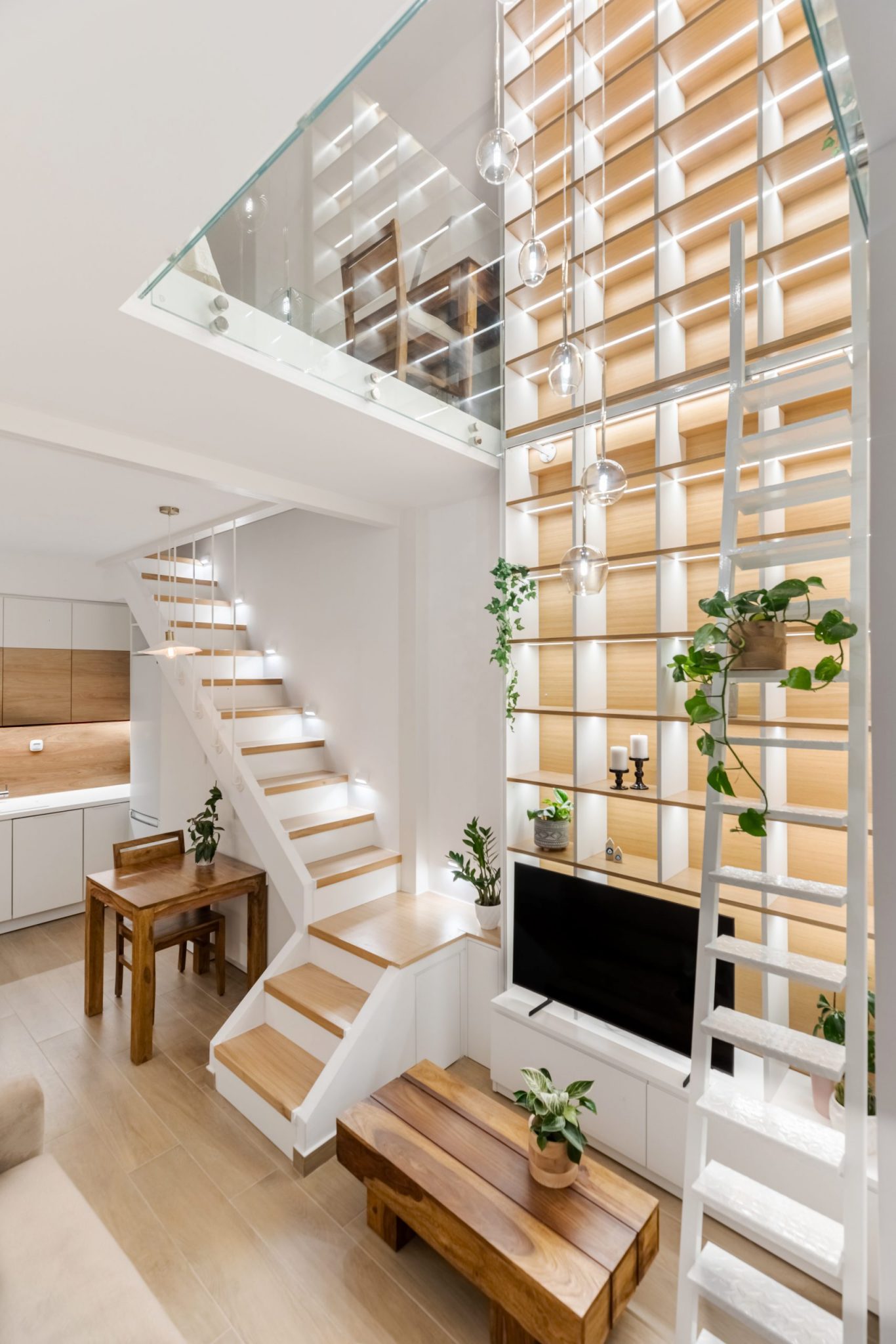 salon avec bibliothèque double hauteur et escalier blanc et bois