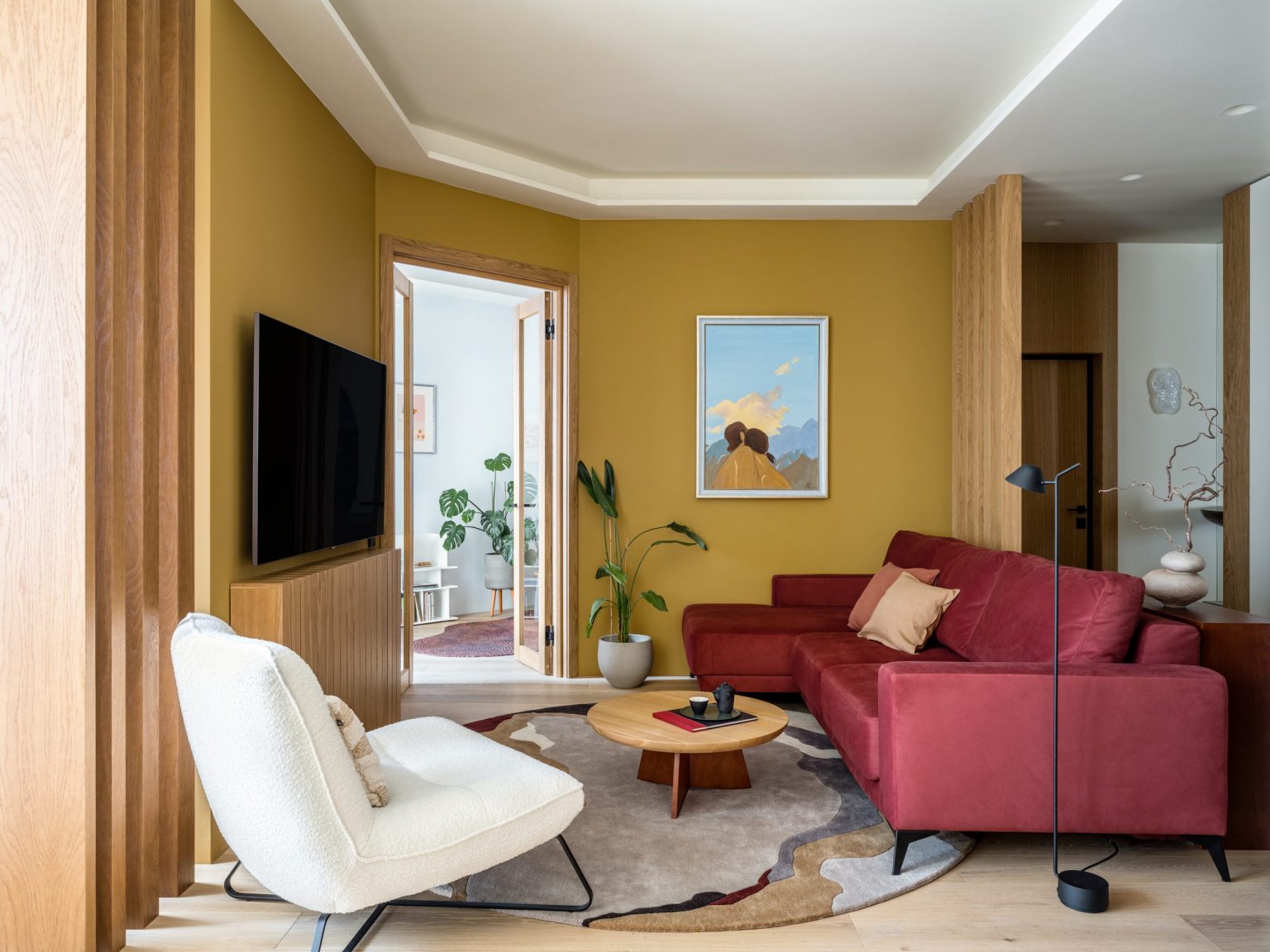 salon canapé rouge mur jaune décoration design