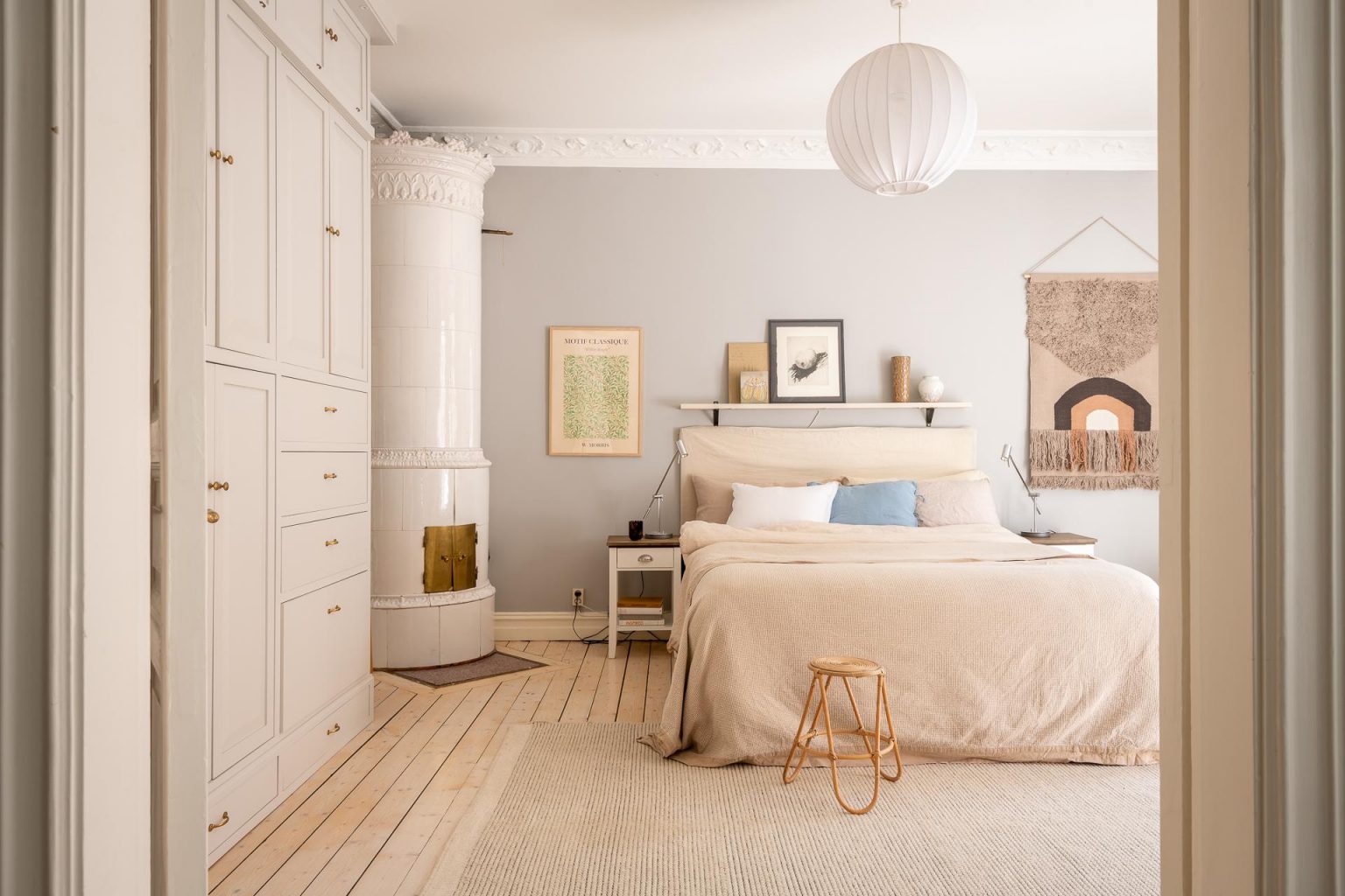 chambre avec poêle et avec moulures décoration scandinave