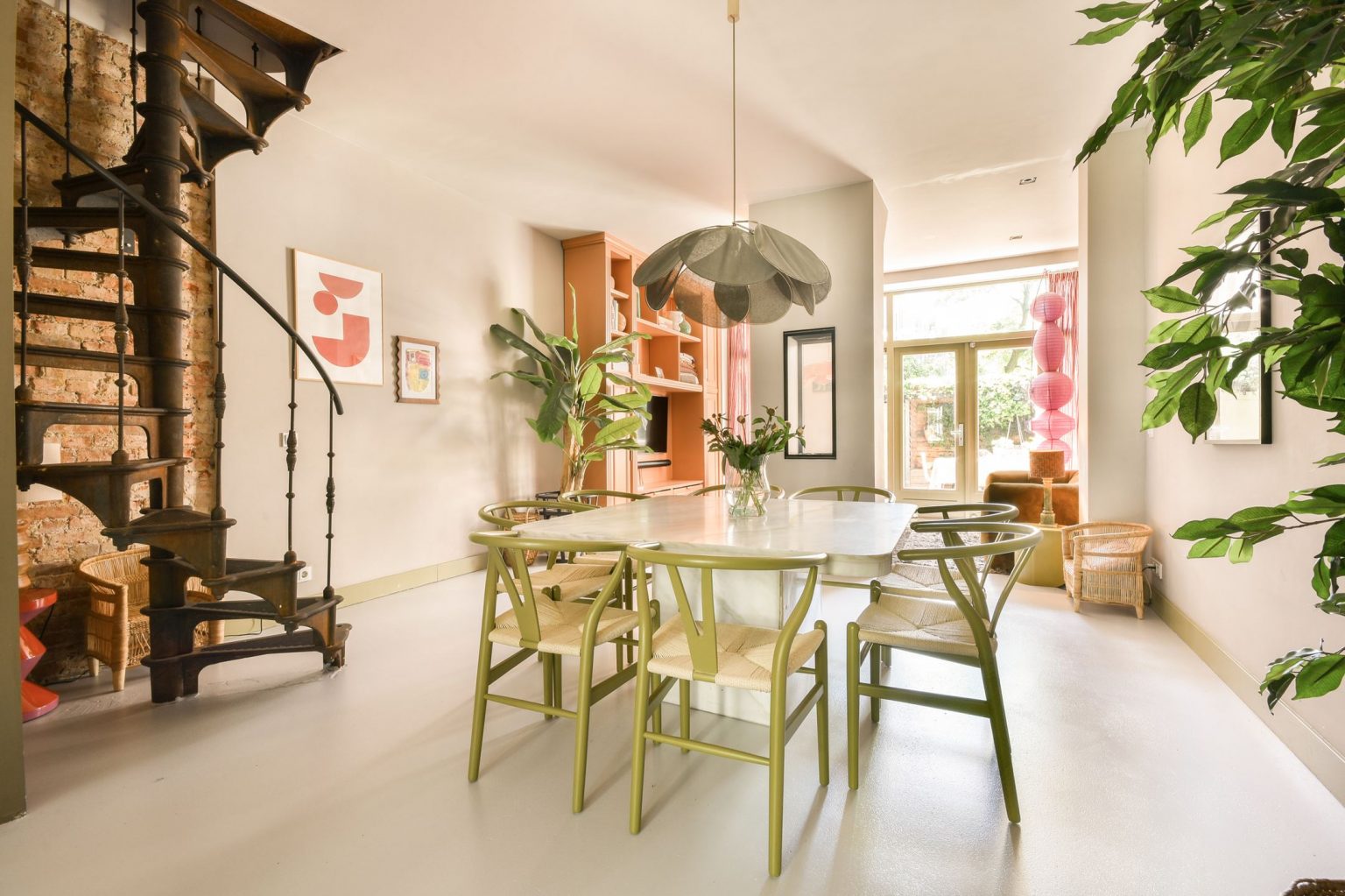 salle à manger avec escalier appartement avec jardin décoration colorée et vintage