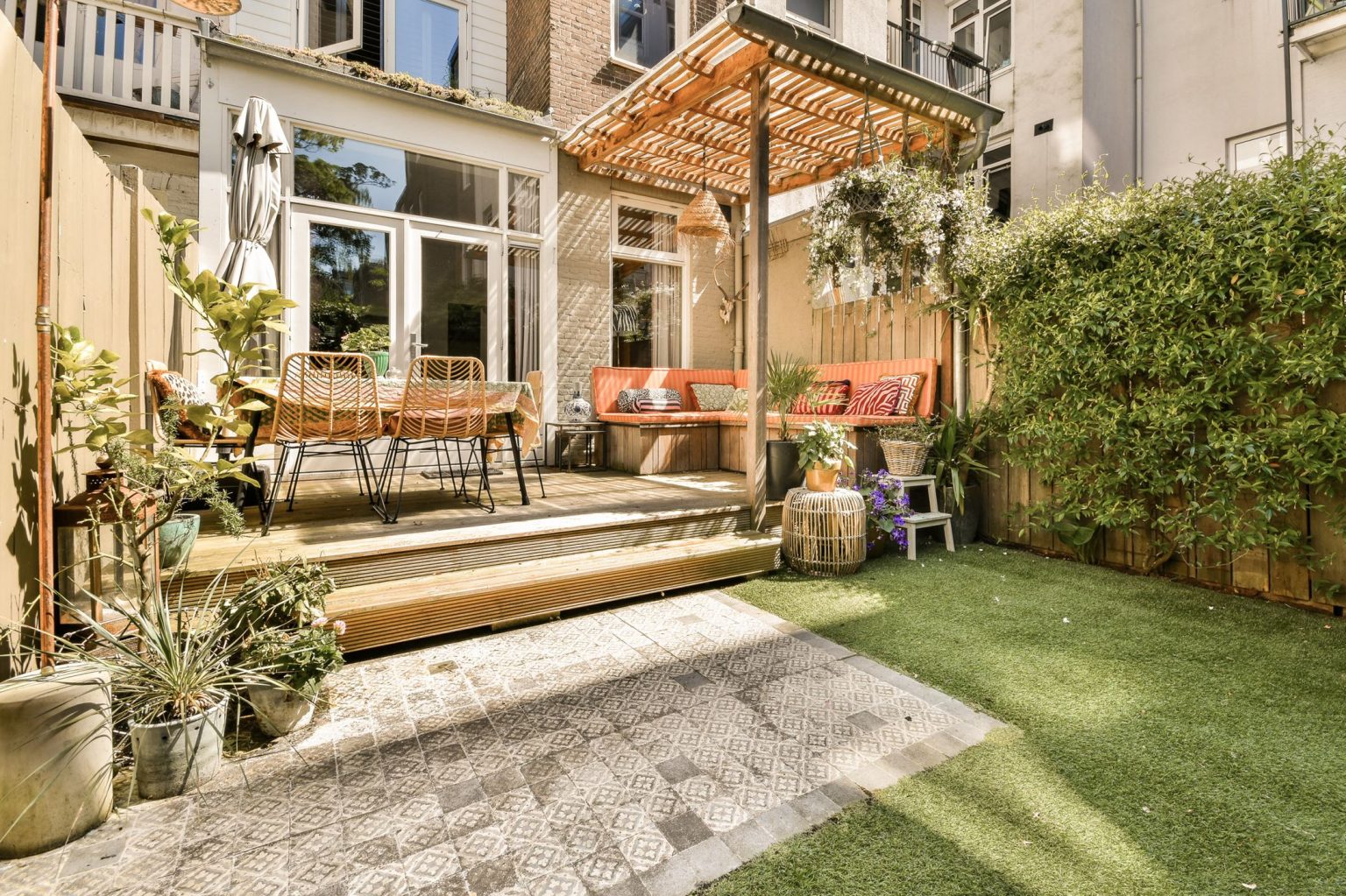 terrasse avec pergola appartement avec jardin décoration colorée et vintage