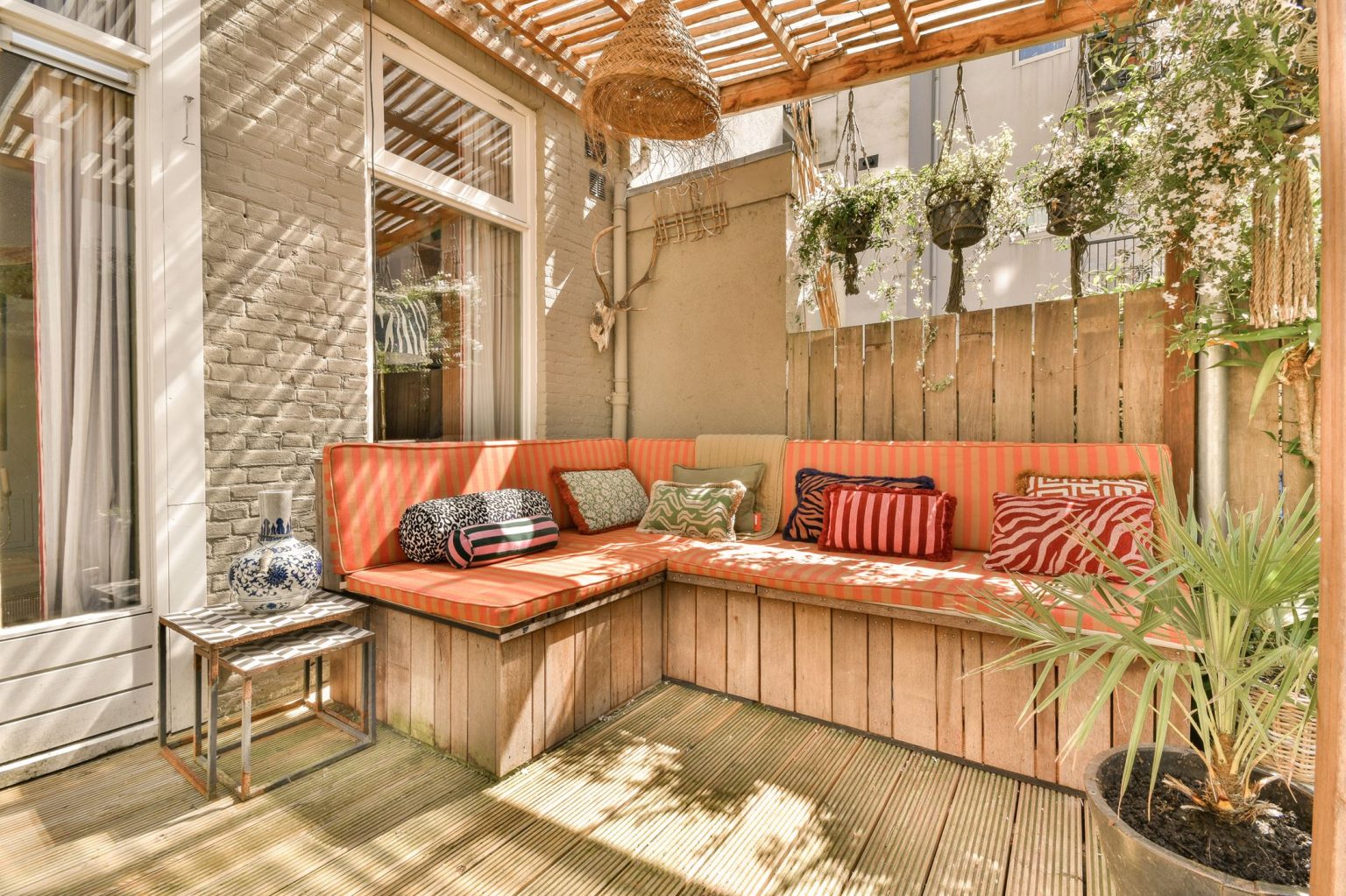 terrasse appartement avec jardin décoration colorée et vintage
