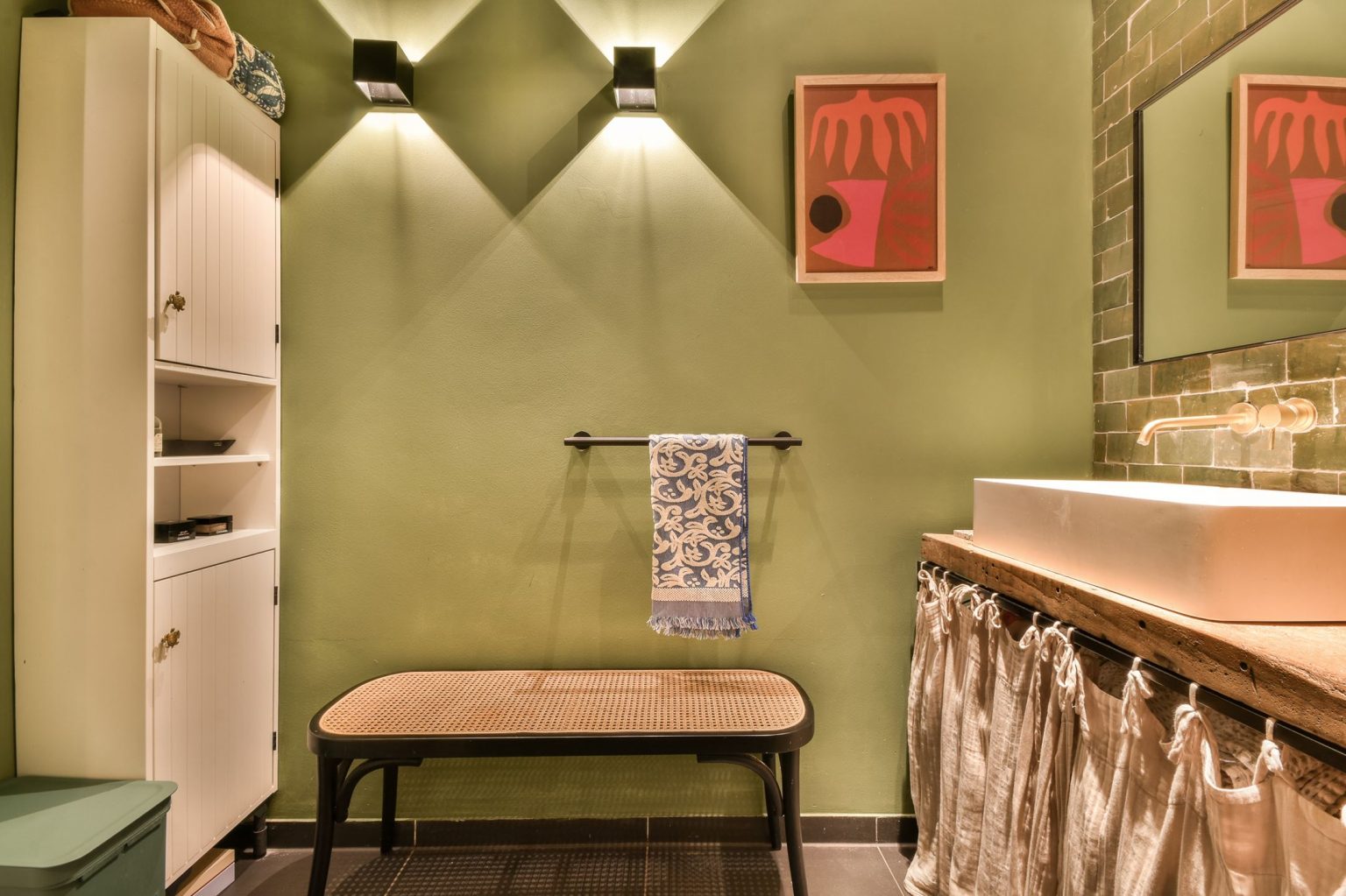 salle de bain appartement avec jardin décoration colorée et vintage