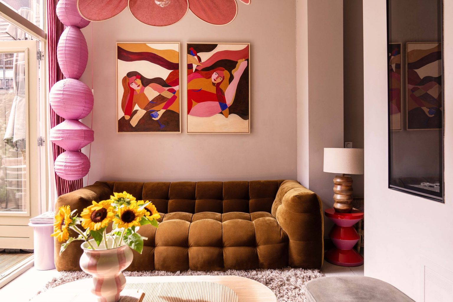 salon appartement avec jardin décoration colorée et vintage