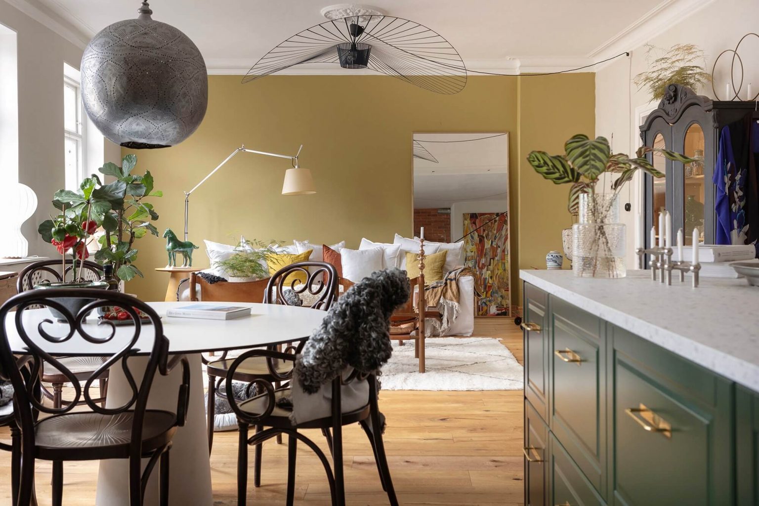 cuisine verte et salon jaune moutarde appartement décoration scandinave colorée