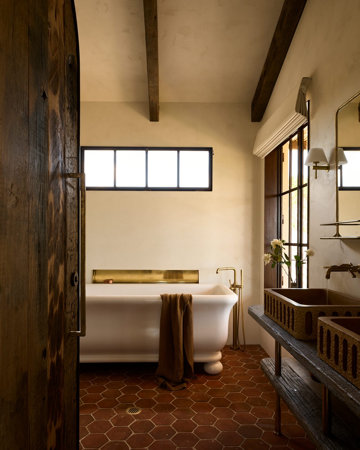 salle de bain vintage avec poutres décoration rustique chic Lo Scoglio