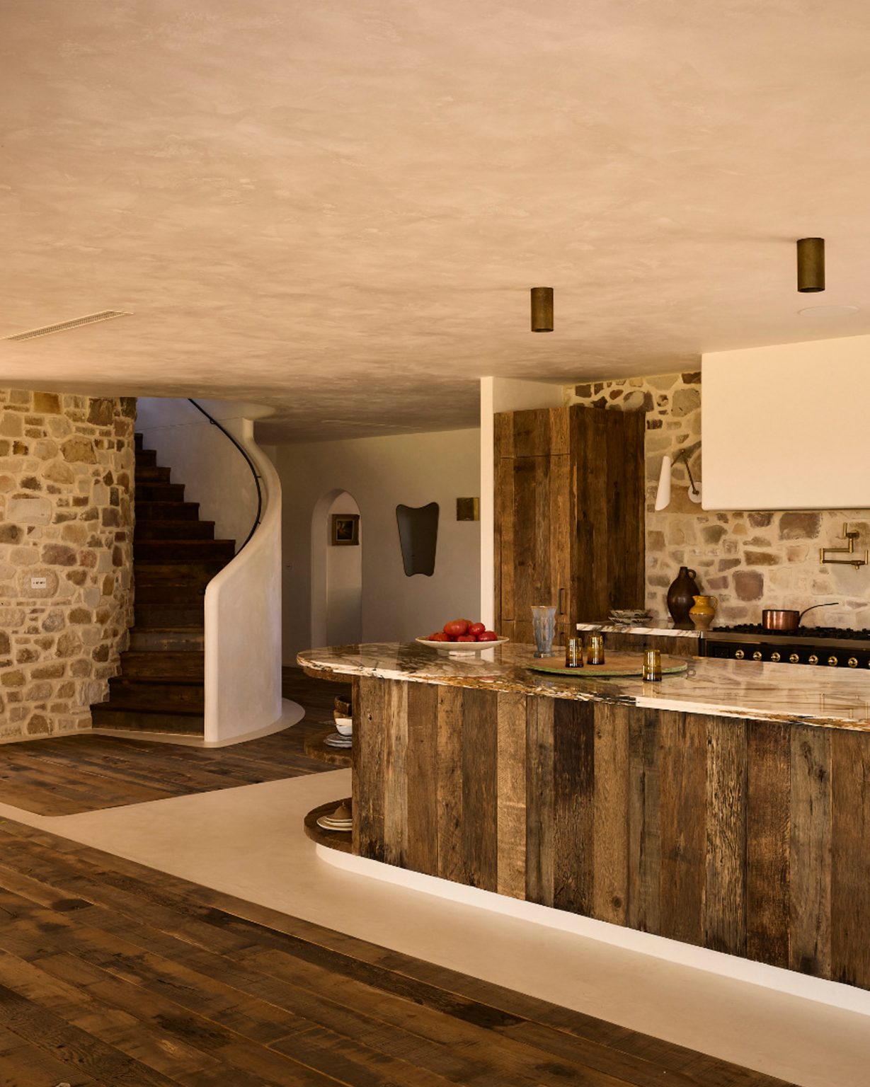 cuisine en bois avec mur en pierres décoration rustique chic Lo Scoglio