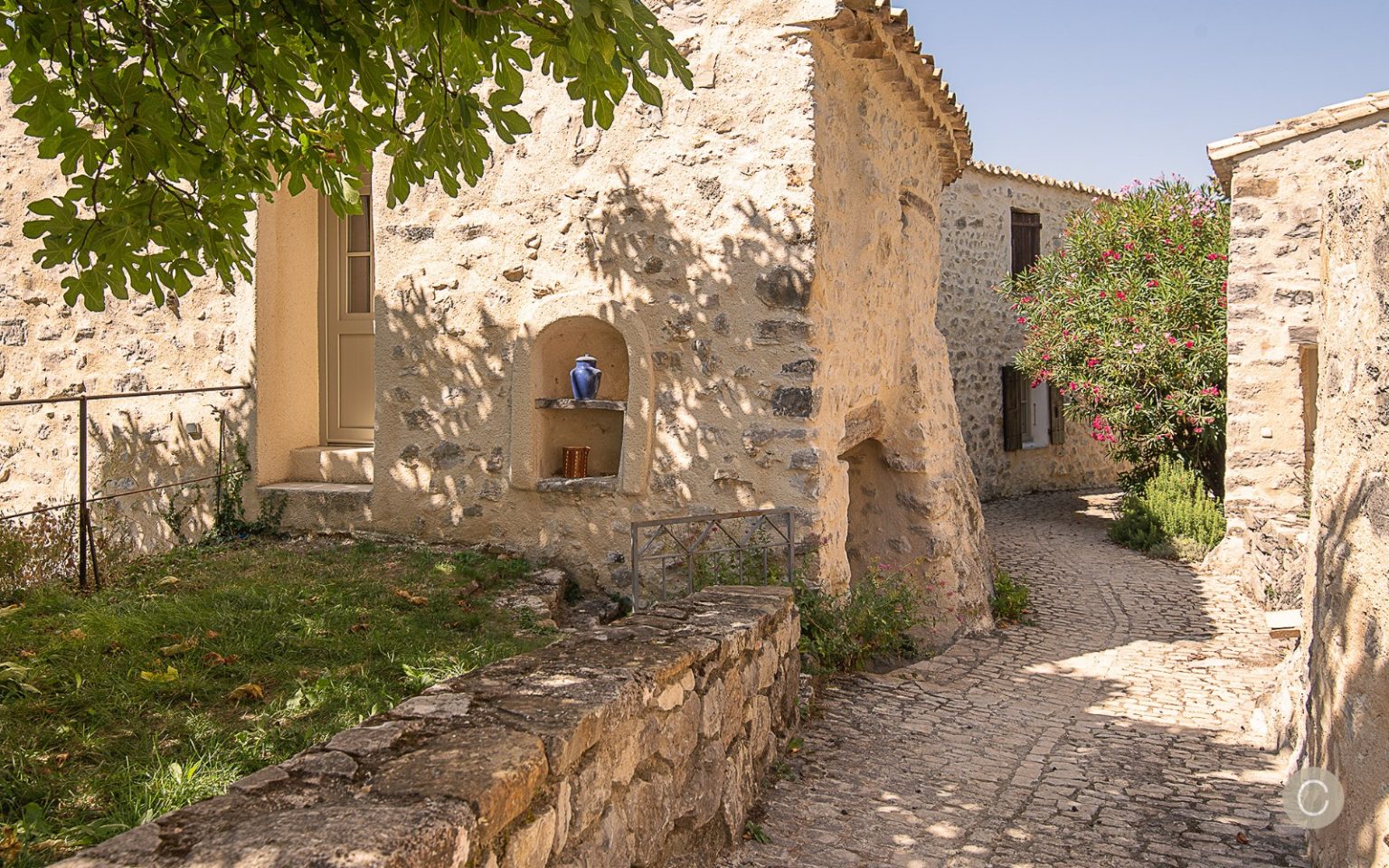 village provençal 12e siècle