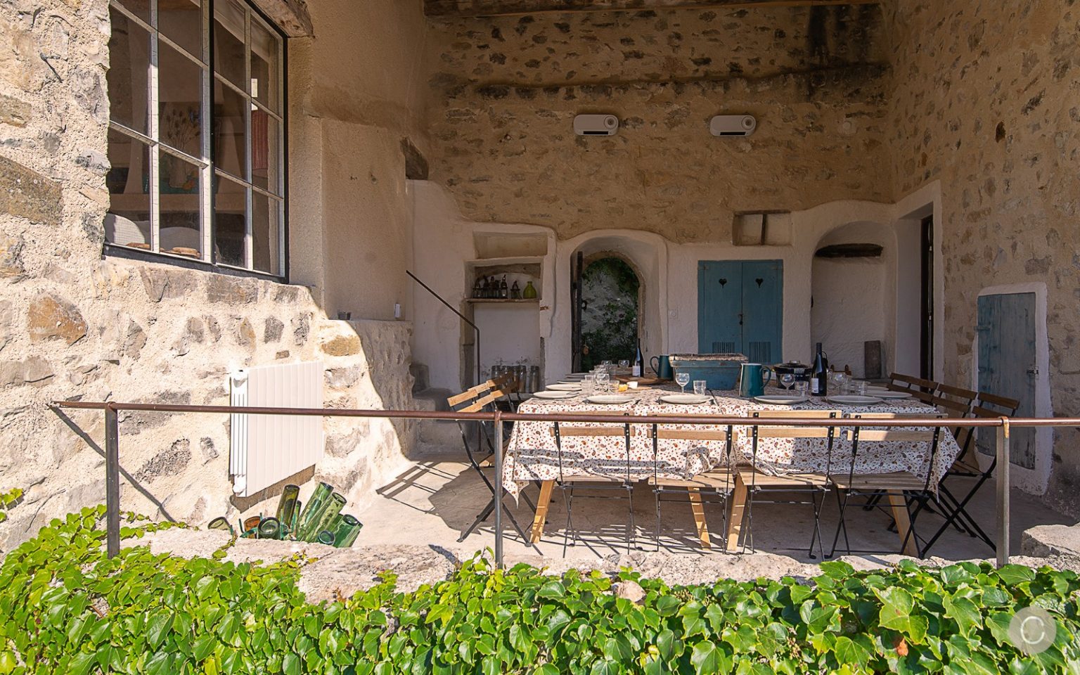 terrasse abritée maison en pierres Drôme provençale