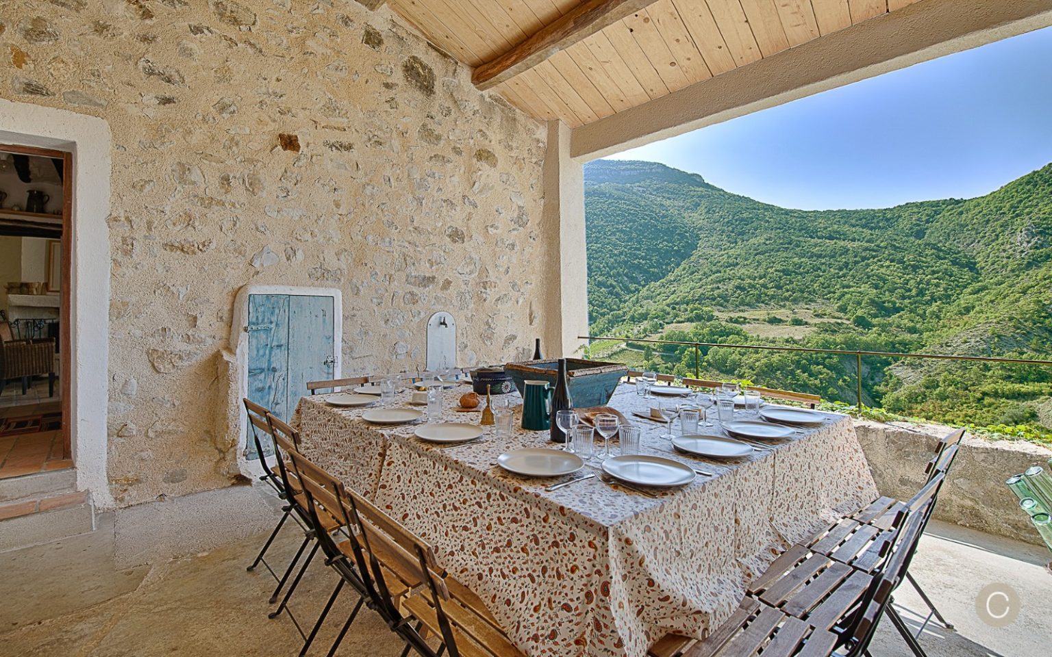 terrasse abritée maison en pierres Drôme provençale