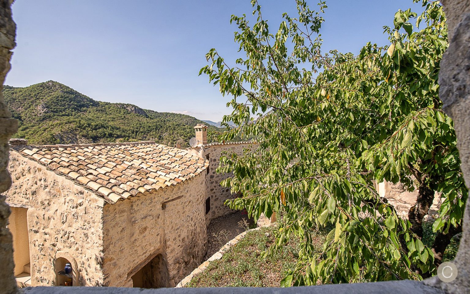 village provençal 12e siècle