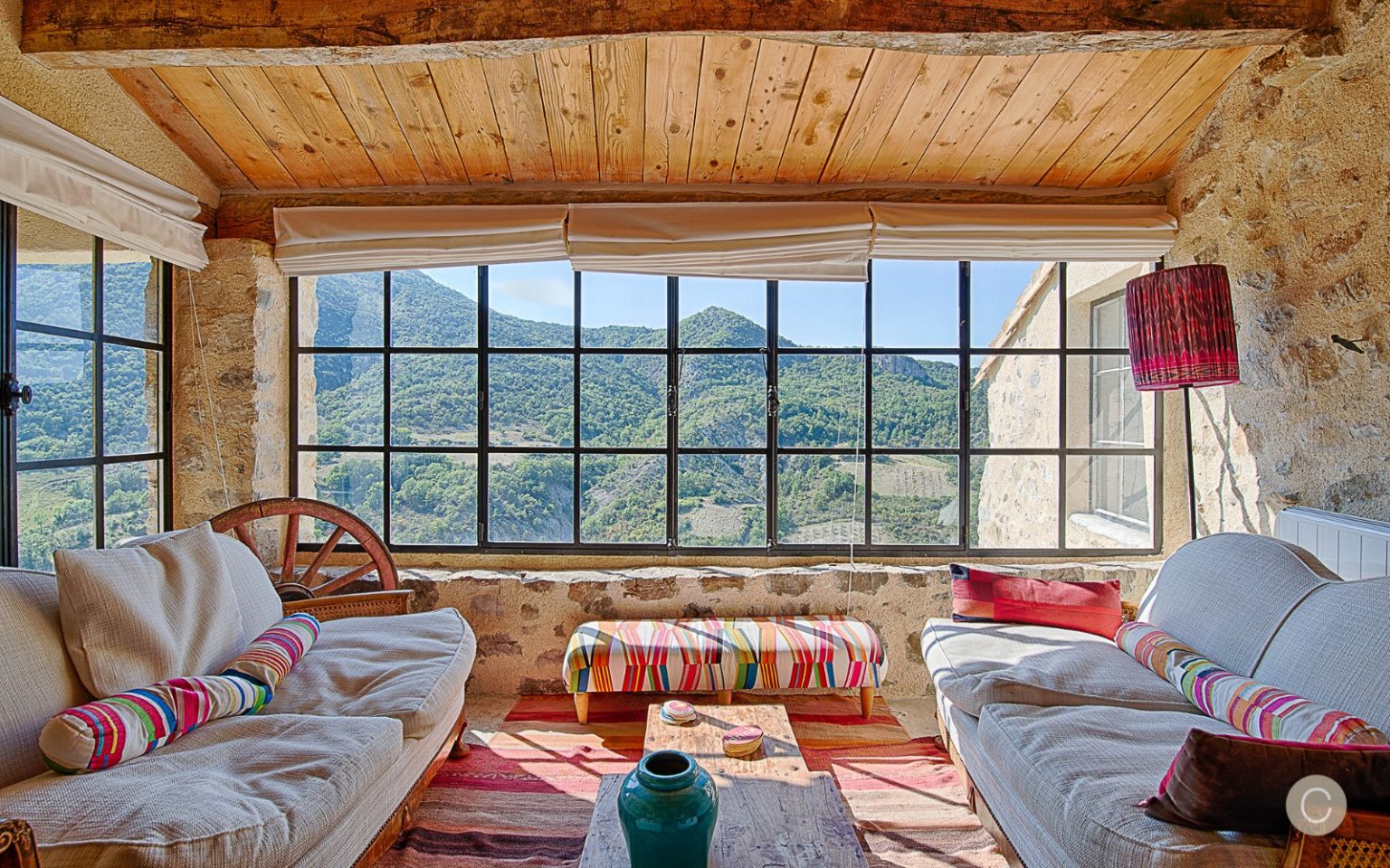 salon avec baie vitrée maison en pierres Drôme provençale