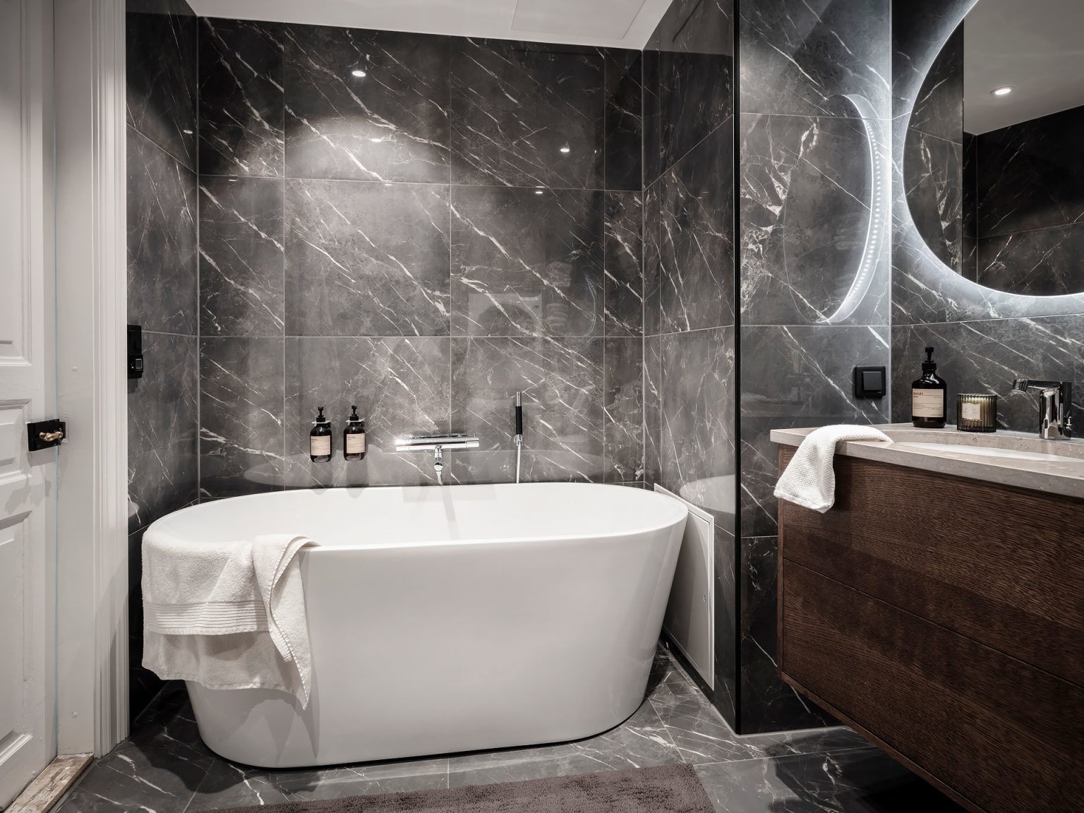 salle de bain décoration design marbre noir
