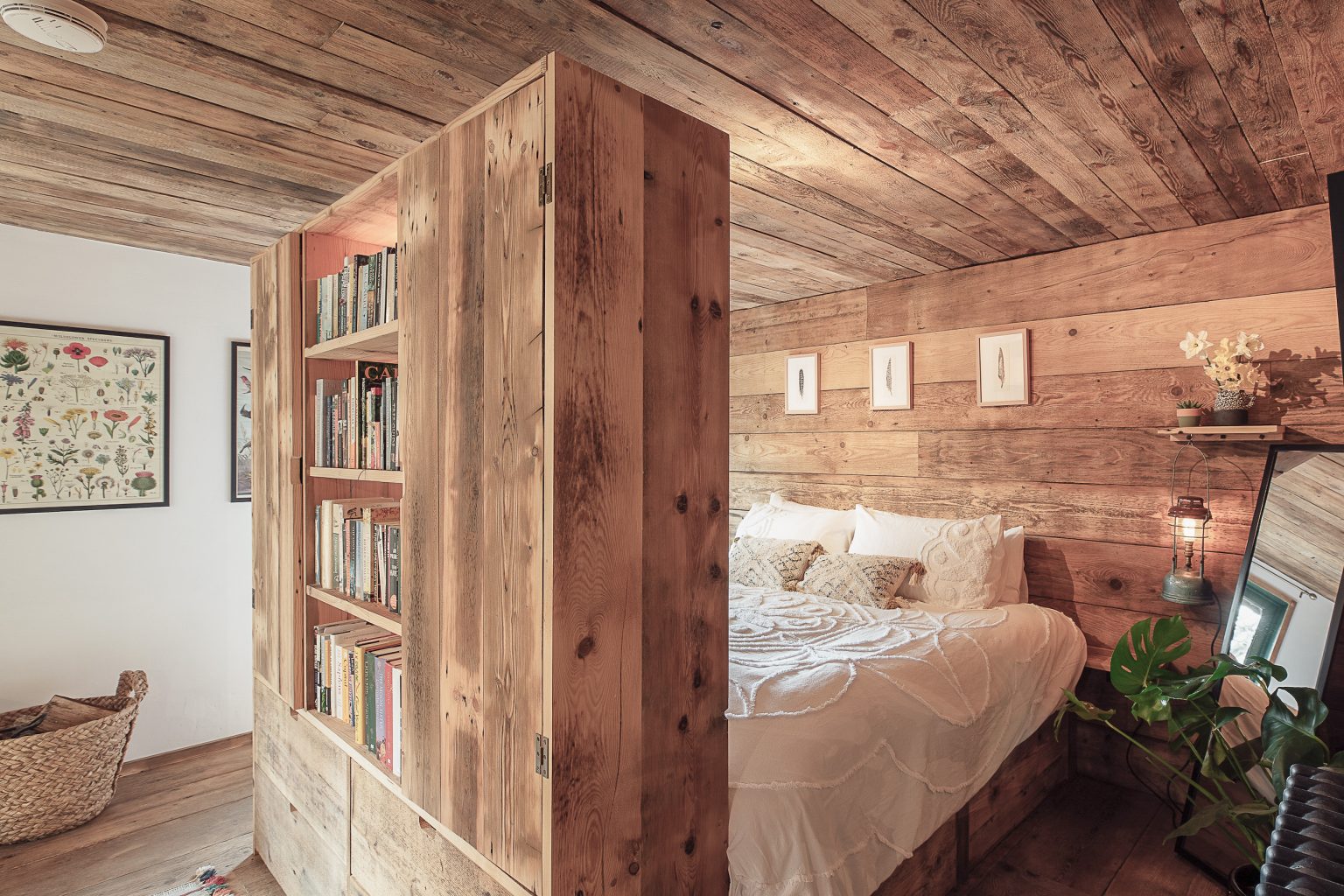 zone chambre ouverte petite maison en bois